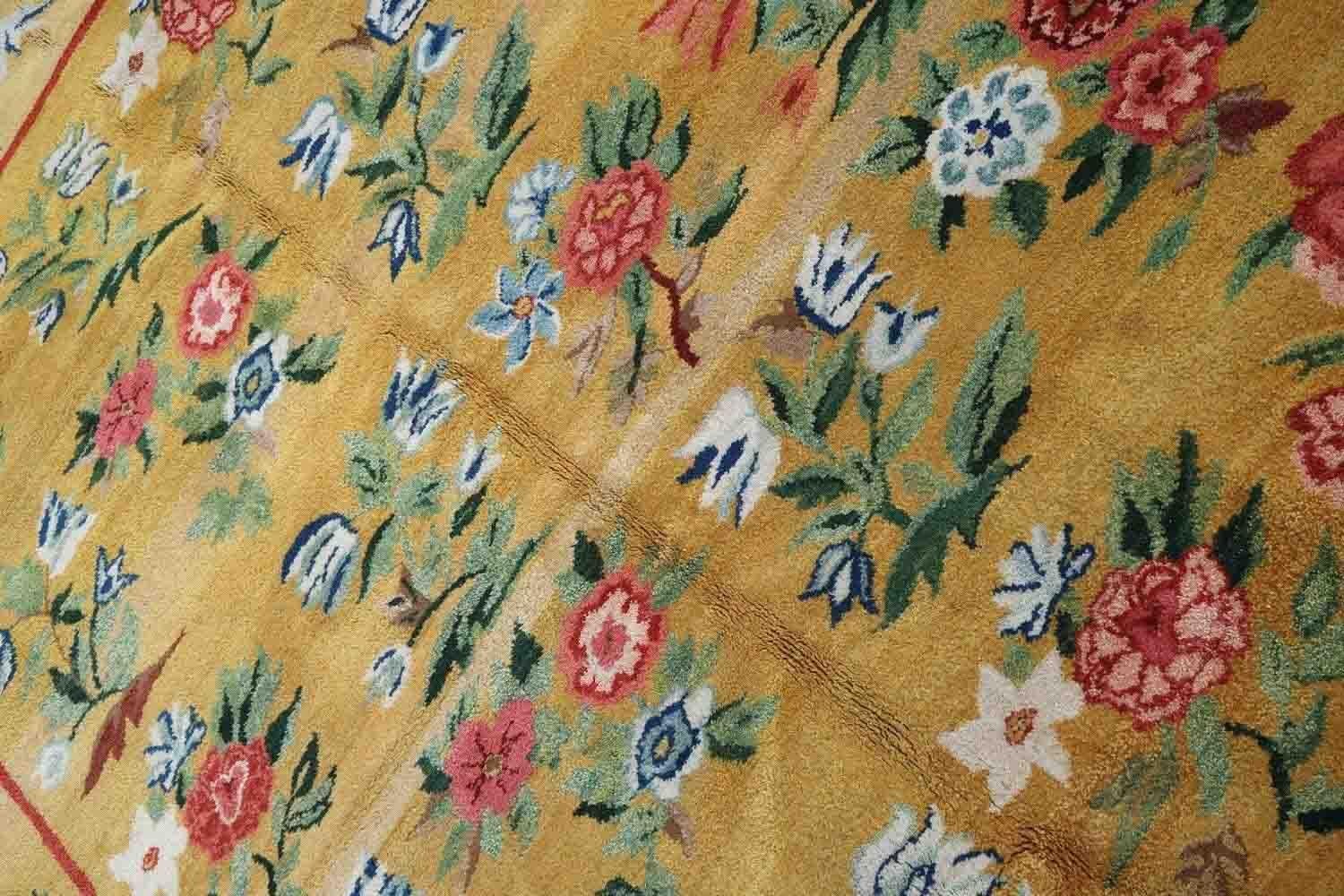 Handgefertigter rumänischer Bessarabien-Teppich in gelber Farbe. Der Teppich stammt aus der Mitte des 20. Jahrhunderts und ist in gutem Originalzustand.

-Zustand: original gut,

-CIRCA: 1950er Jahre,

-Größe: 208cm x 260cm (6,8' x