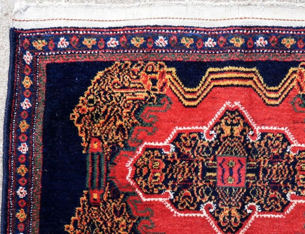 Handmade vintage Senneh rug in red and navy blue wool. The rug is in original good condition, it is from the middle of 20th century.

?-condition: original good,

-circa: 1940s,

-size: 2' x 3' (64cm x 90cm),

-material: wool,

-country of