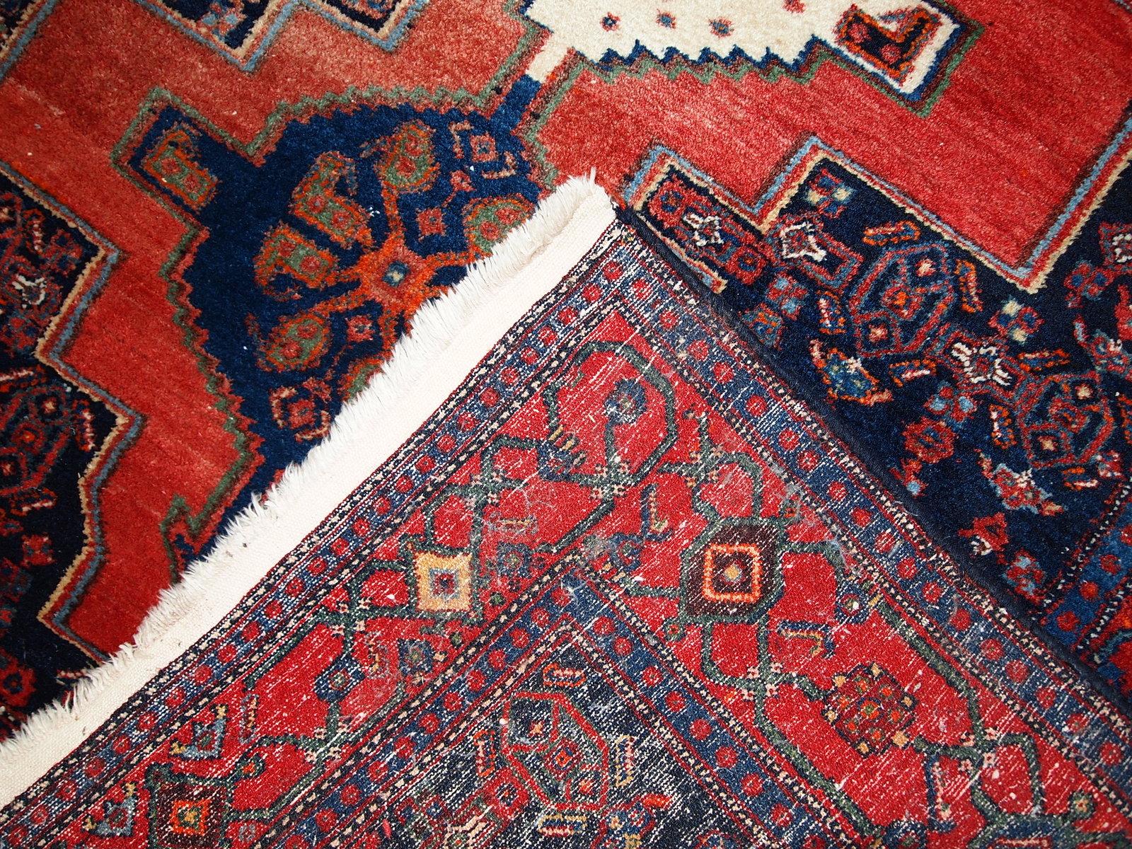 Handgefertigter Vintage-Teppich im Senneh-Stil in gutem Originalzustand. Der Teppich stammt aus der Mitte des 20. Jahrhunderts und ist aus Wolle gefertigt.

- Zustand: original gut,

- etwa 1960er Jahre,

- Größe 3,9' x 5,5' (119cm x