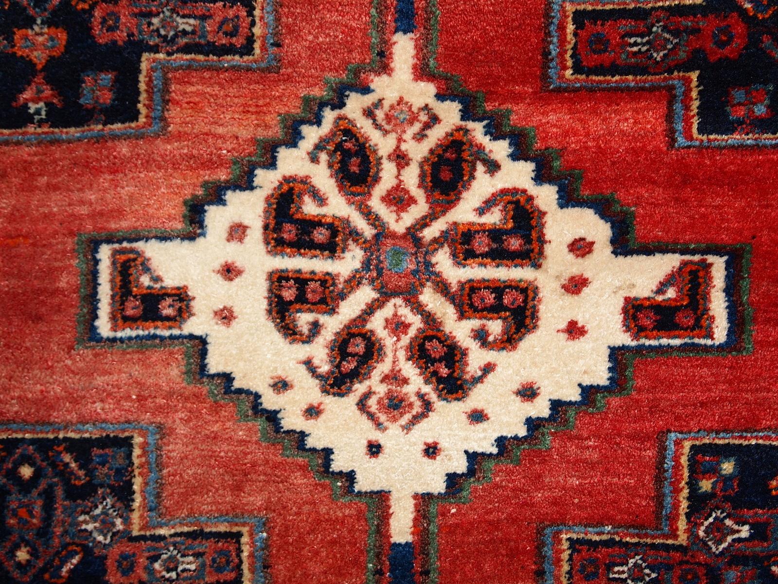 Handgefertigter Vintage-Teppich im Senneh-Stil:: 1960er Jahre:: 1C679 im Zustand „Gut“ im Angebot in Bordeaux, FR