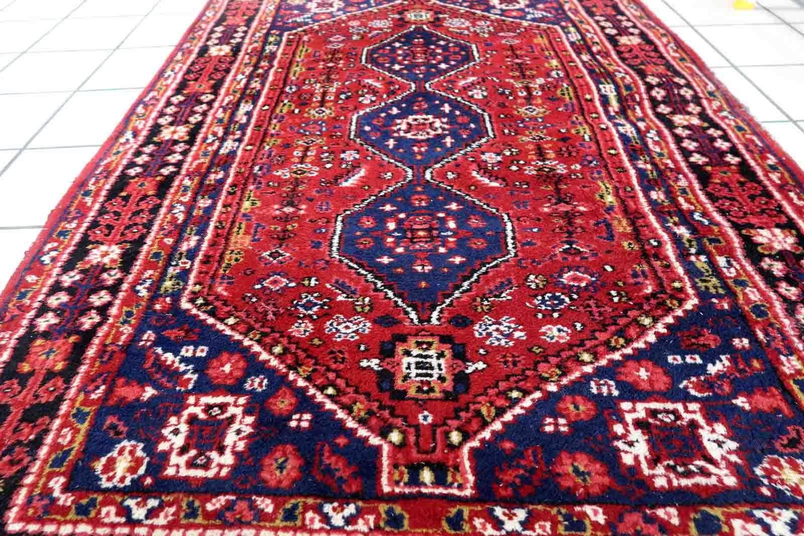 Handgefertigter persischer Shiraz-Teppich im Vintage-Stil mit Medaillon-Muster. Der Teppich ist in einem guten Originalzustand vom Ende des 20. Jahrhunderts.

-Zustand: original gut,

-Umgebung: 1970er Jahre,

-Größe: 3,1' x 4,9' (97cm x