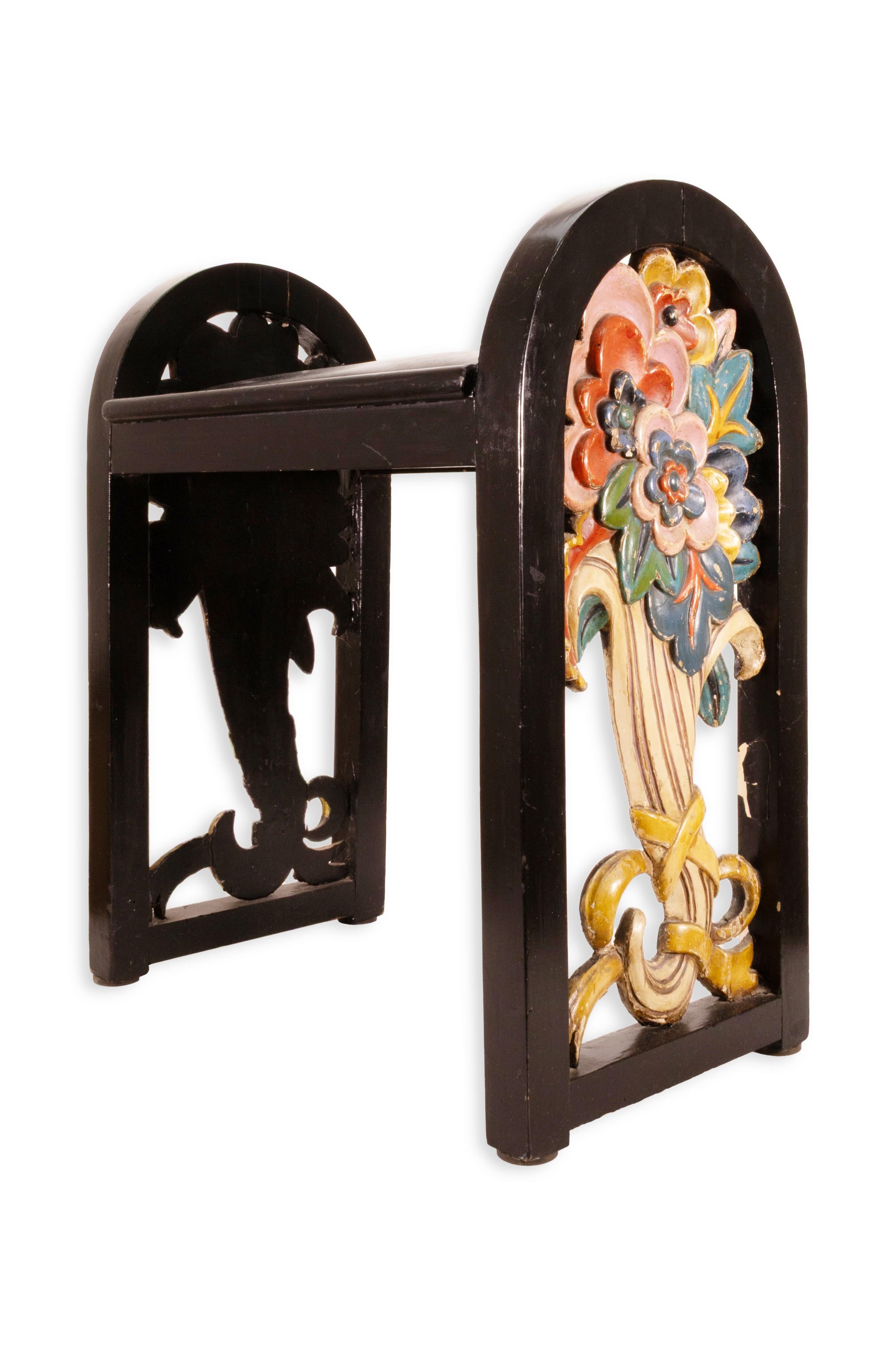Legno Sgabello per vanità fatto a mano, vintage, di piccole dimensioni, intagliato e dipinto in stile Folk Art. in vendita