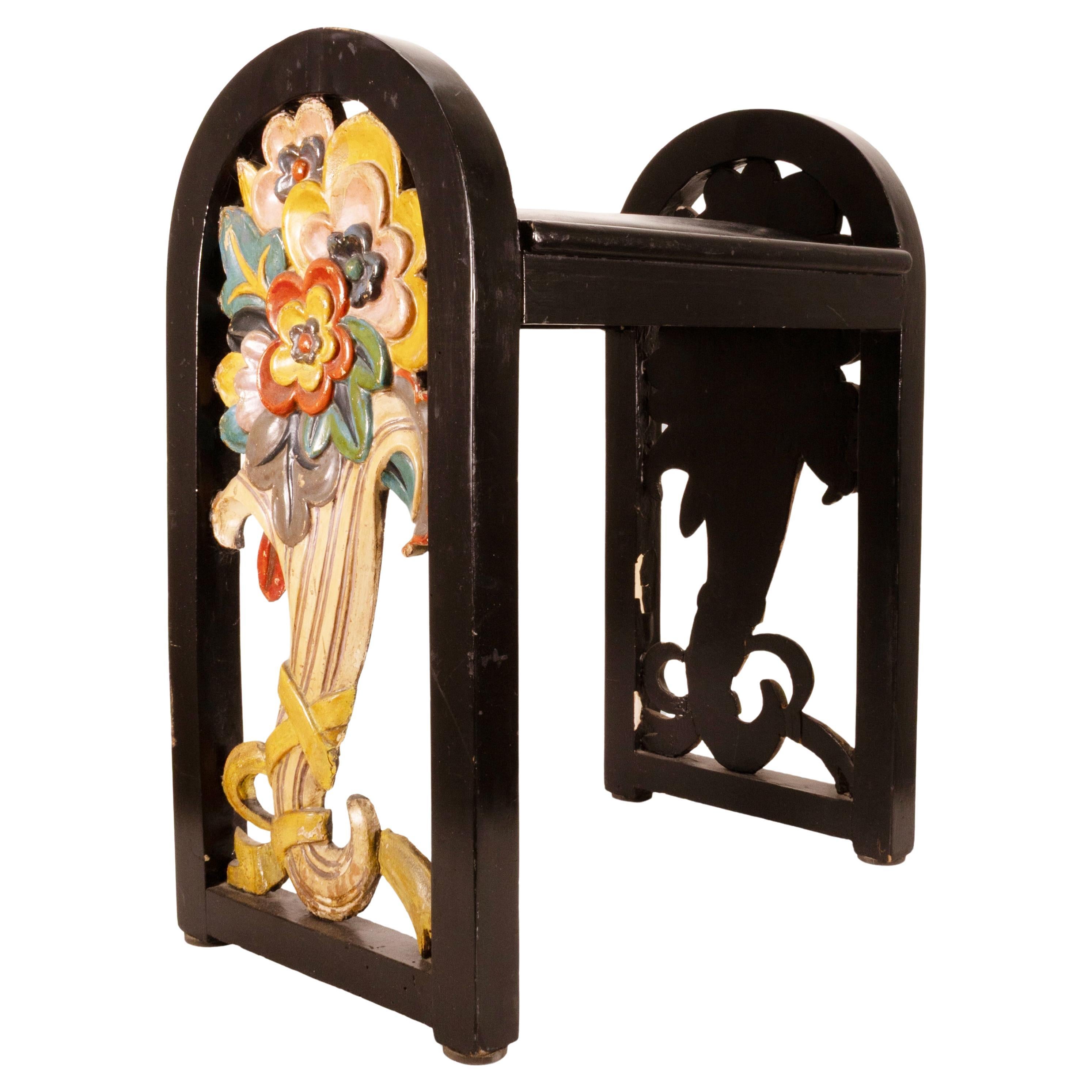 Sgabello per vanità fatto a mano, vintage, di piccole dimensioni, intagliato e dipinto in stile Folk Art. in vendita