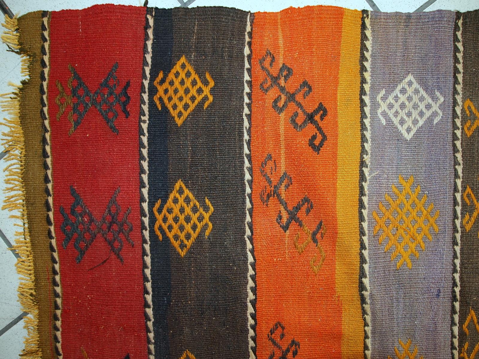 Tappeto vintage fatto a mano a trama piatta in stile Sumak. È in buone condizioni originali della metà del XX secolo.

-Condizioni: Originale, buono,

-circa: anni '40,

-Dimensioni: 2,3' x 4,3' (70cm x 132cm),

-materiale: lana,

-paese
