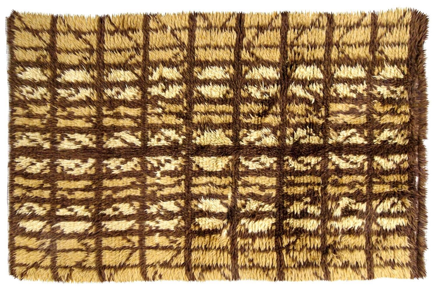 Vintage Scandinavian Rya rug in original good condition. It has been made in the middle of 20th century in yellow and brown shades.
 