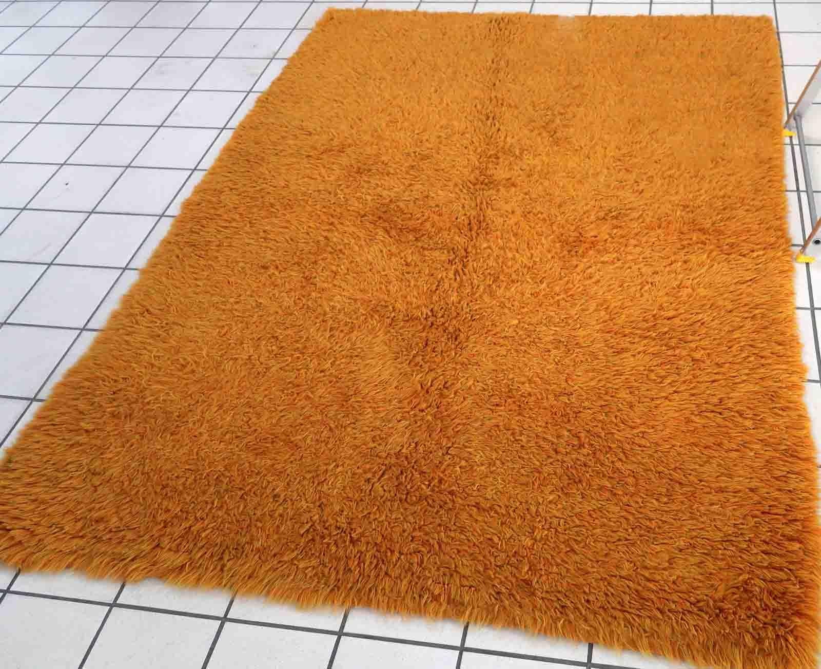 Handmade vintage Swedish Shag rug in original good condition. The rug is from the end of 20th century made in orange wool

-condition: original good,

-circa: 1960s,

-size: 4.5' x 6.7' (138cm x 204cm),

-material: wool,

-country of origin: