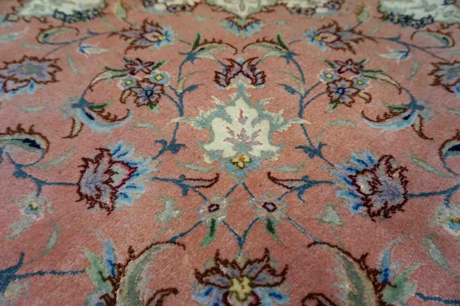 Wir stellen Ihnen unseren handgefertigten Vintage-Tabriz-Teppich aus den 1970er Jahren vor, ein wahres Meisterwerk traditioneller Handwerkskunst. Dieser exquisite Teppich hat einen Durchmesser von 204 cm (6,6') und zeichnet sich durch ein