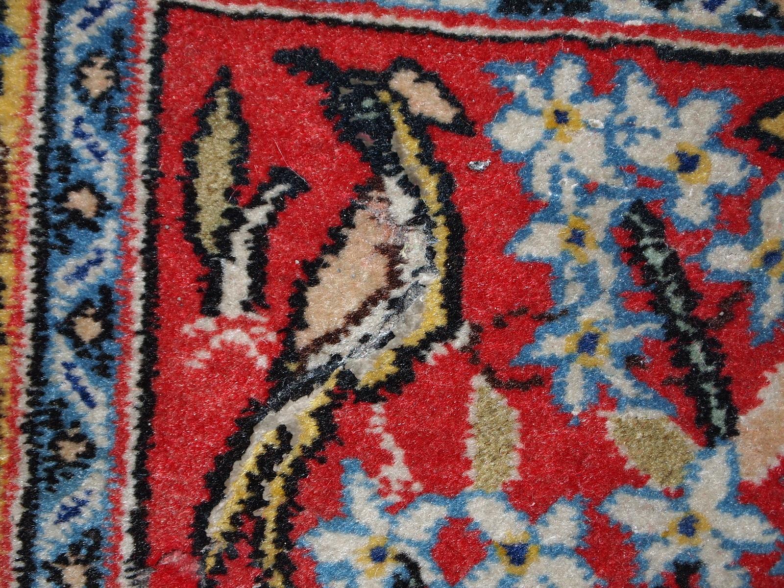 Alte Matte im Tabriz-Stil in gutem Originalzustand. Dieser Teppich besteht aus roter, himmelblauer und gelber Wolle. Maße: 1.5' x 1.7' (46cm x 54cm).