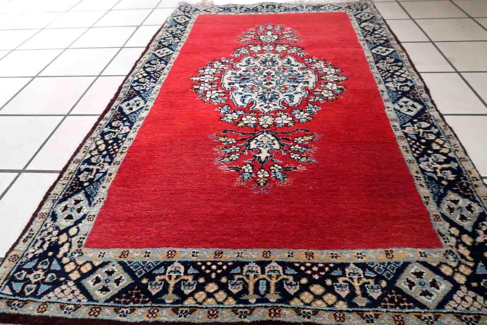 Handgefertigter Vintage-Teppich aus Täbris in leuchtendem Rot mit großem Medaillon. Der Teppich stammt aus der Mitte des 20. Jahrhunderts und ist in gutem Originalzustand.

-Zustand: original gut,

-CIRCA: 1950er Jahre,

-Größe: 2,6' x 4,1' (80cm x