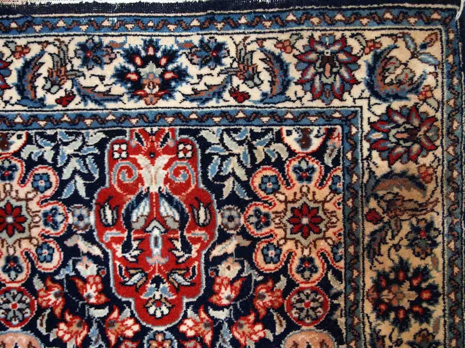 Handgefertigter Vintage-Teppich aus dem Nahen Osten mit fleißigem Blumenmuster. Der Teppich ist aus der Mitte des 20. Jahrhunderts im Originalzustand, er hat einige Altersverfärbungen.

-Zustand: originell, einige Altersverfärbungen, 

-CIRCA: