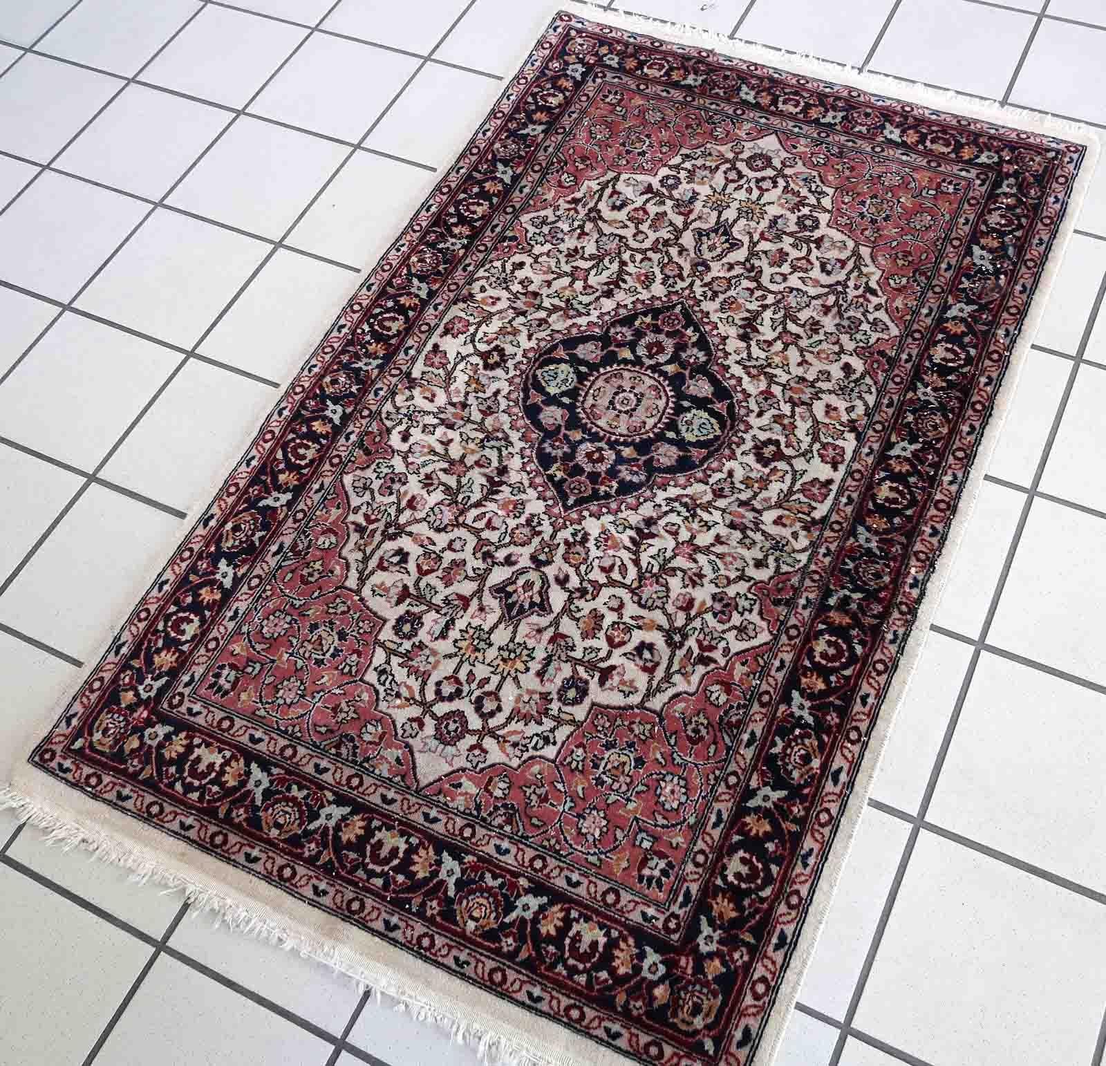 Handgefertigter Vintage-Teppich aus dem Nahen Osten in hellen Farben. Der Teppich stammt aus dem Ende des 20. Jahrhunderts und ist in gutem Originalzustand.

-zustand: original gut, 

-etwa: 1960er Jahre,

-größe: 2,6' x 4,2' (81cm x