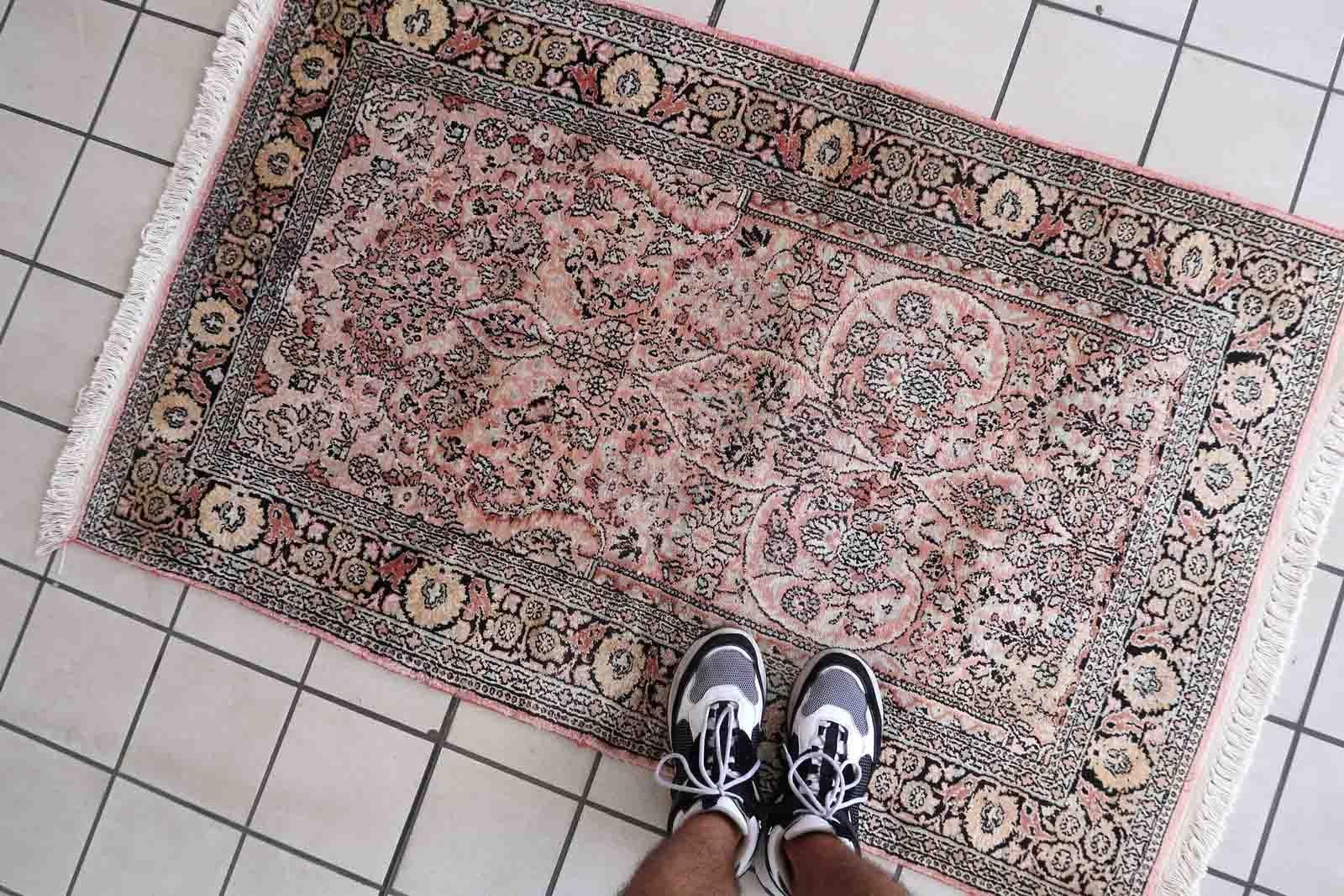 Tappeto persiano vintage in seta Tabriz fatto a mano nei toni del rosa e del nero. Il tappeto risale alla fine del XX secolo ed è in buone condizioni originali. Ha il disegno di un albero della vita. Questo tappeto è per pregare.

-condizione: