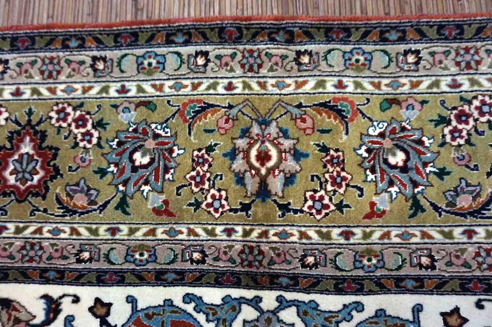 Handgefertigter quadratischer Teppich aus Täbris mit klassischem Blumenmuster. Der Teppich stammt aus dem Ende des 20. Jahrhunderts und ist in gutem Originalzustand. 

-Zustand: original gut,

-Umgebung: 1970er Jahre,

-Größe: 6,5' x 6,5' (200cm x