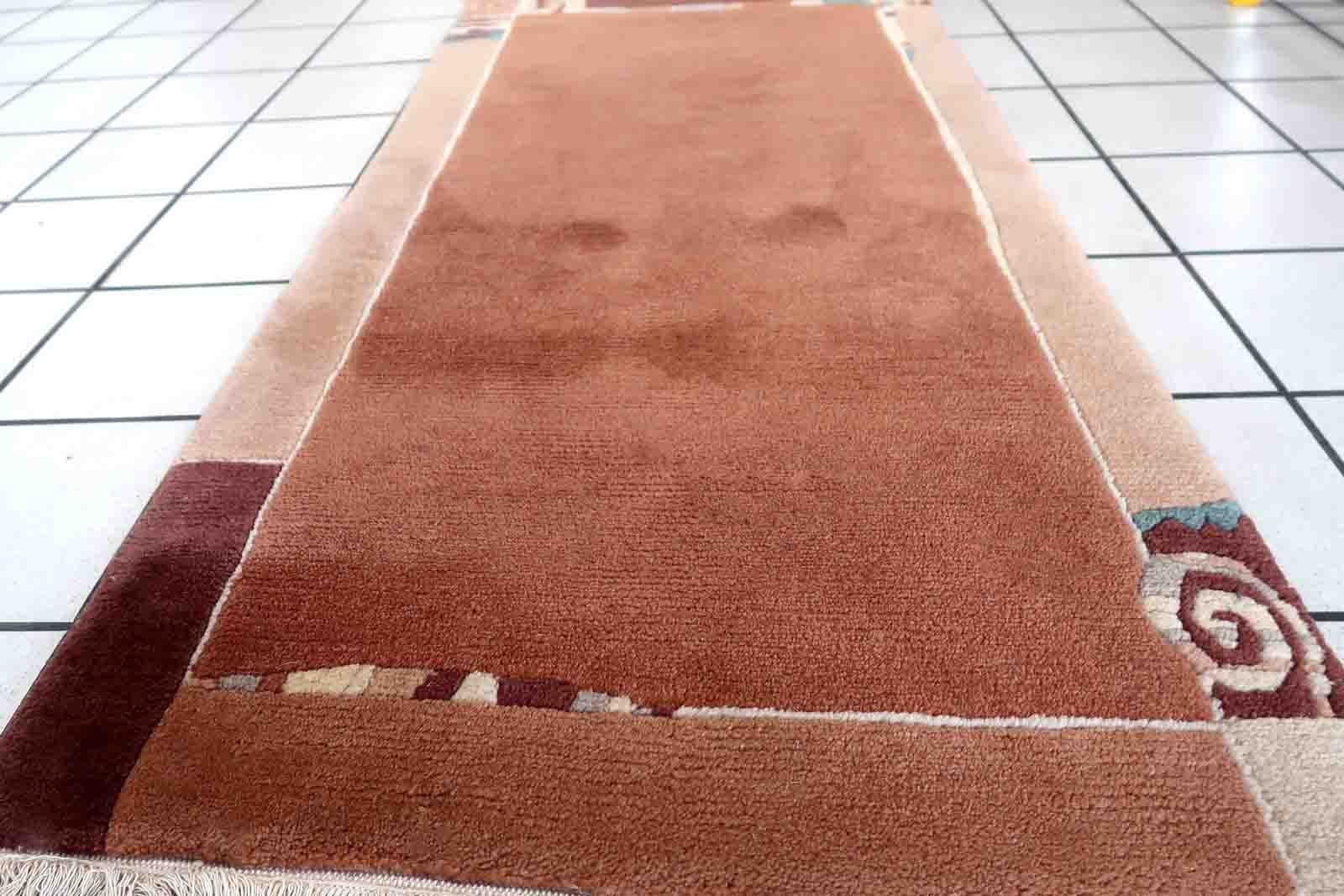 Tapis tibétain Khaden fait à la main en bon état d'origine. Le tapis a été fabriqué au Népal, il date des années 1970.

-condition : original bon,

-circa : 1970,

-Taille : 70 cm x 145 cm (2,2' x 4,7'),

-Matériau : laine,

-pays d'origine :