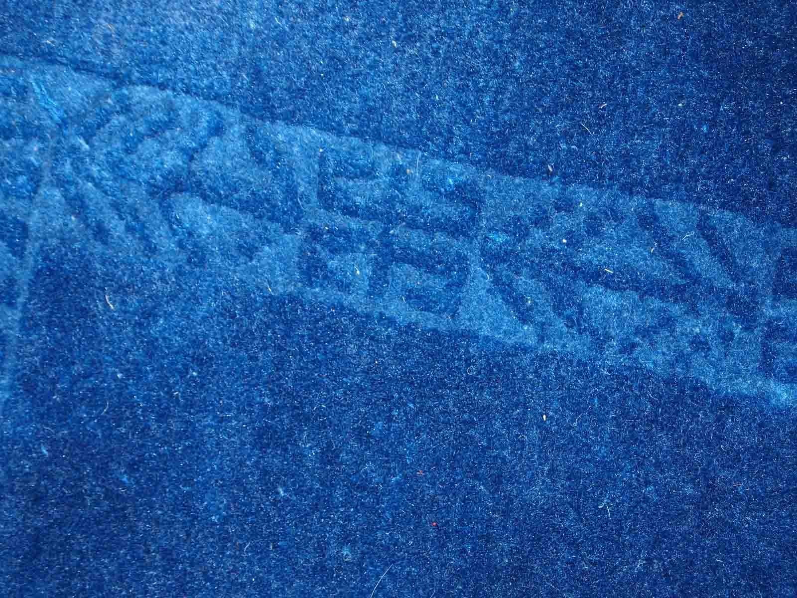 Handgefertigter tibetischer Khaden-Teppich aus Nepal. Dieser Teppich stammt aus dem Ende des 20. Jahrhunderts und ist in gutem Originalzustand.

-Zustand: ursprünglich gut, 

-Umgebung: 1970er Jahre,

-Größe: 163cm x 232cm (5,3' x