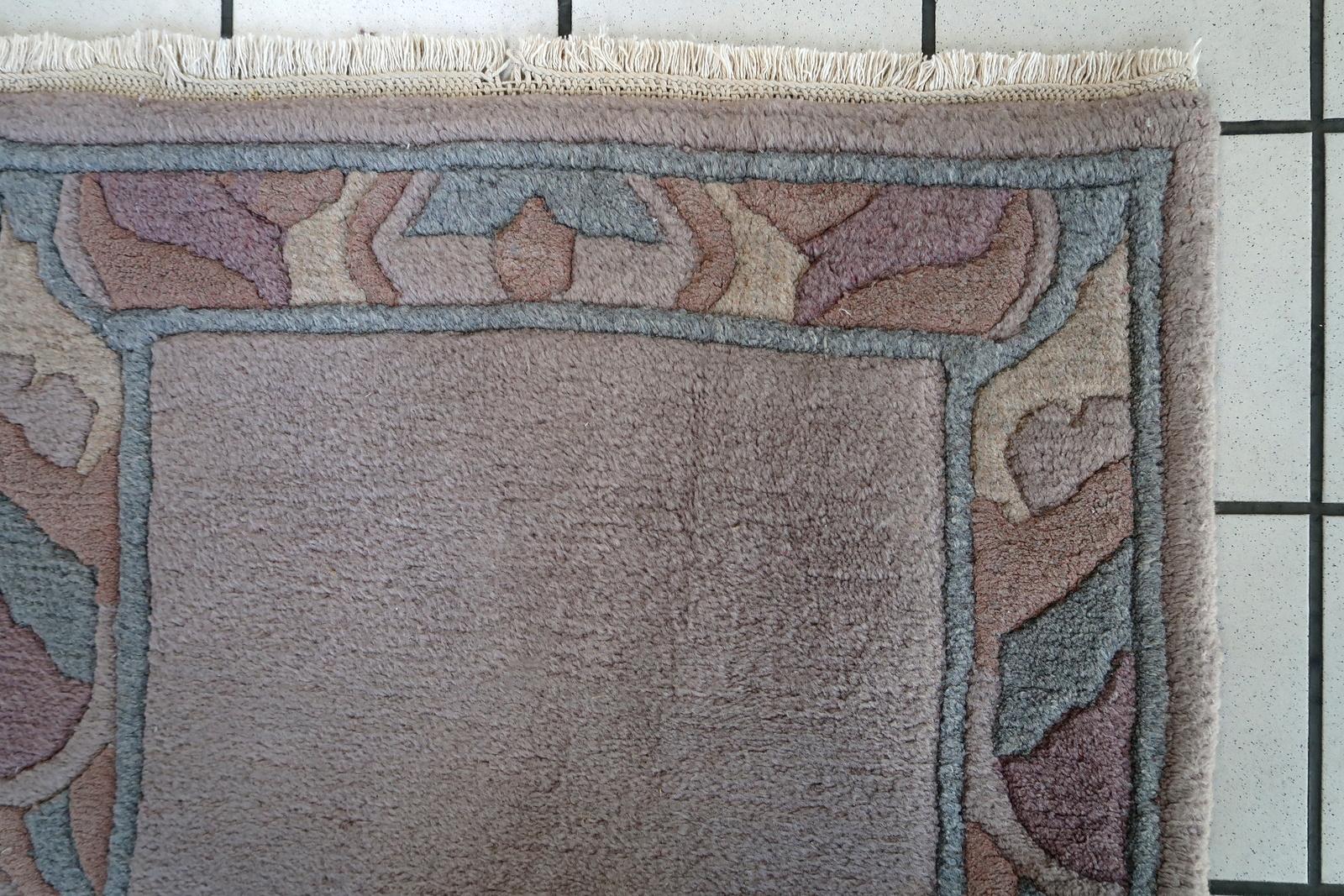Handgefertigter tibetischer Khaden-Teppich in gutem Originalzustand. Der Teppich wurde in Nepal hergestellt, er ist aus den 1970er Jahren.


-zustand: original gut,

-etwa: 1970er Jahre,

-größe: 2,4' x 4,7' (73cm x 143cm),

-material: