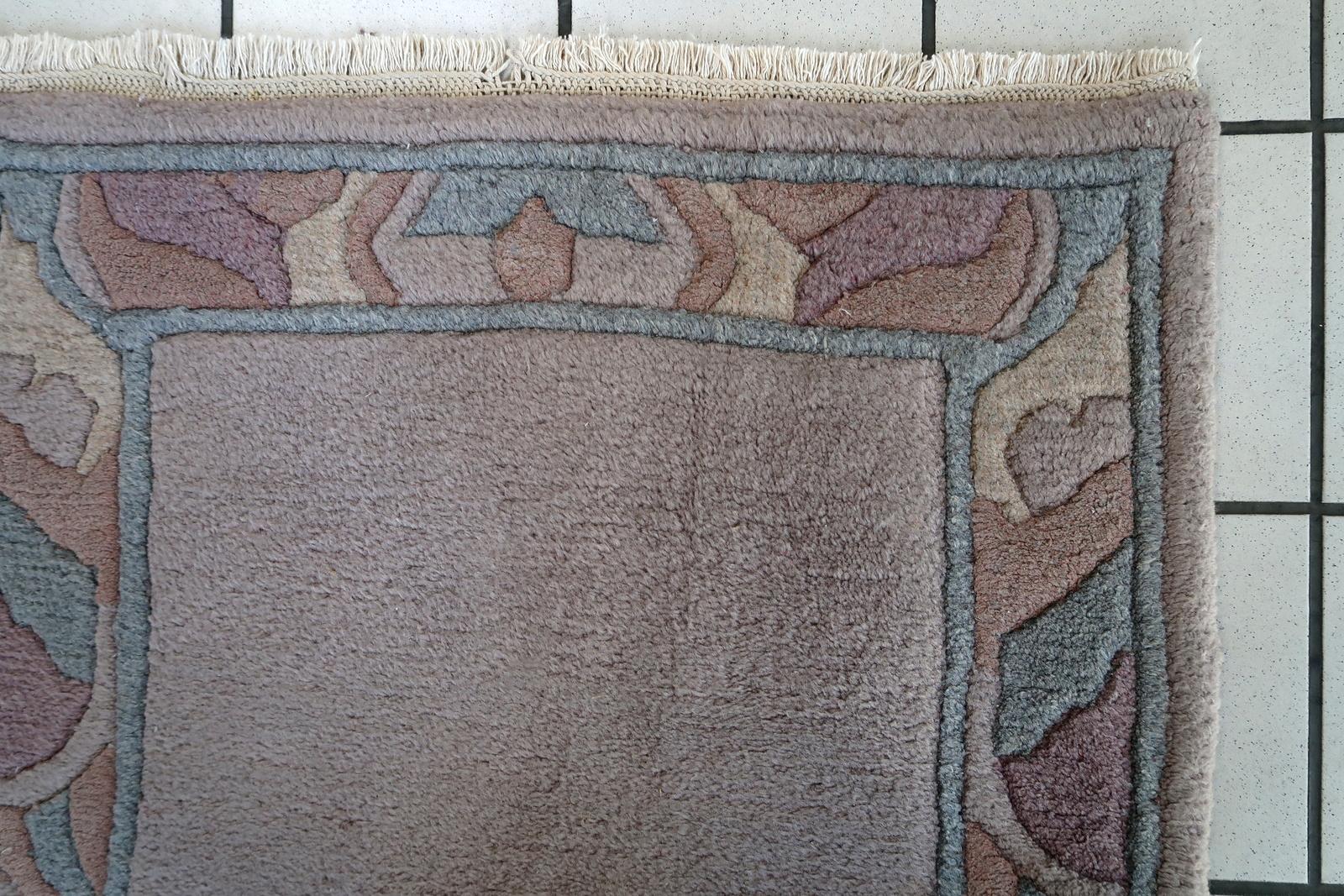 Tapis tibétain vintage Khaden fait à la main, en bon état d'origine. Le tapis a été fabriqué au Népal, il date des années 1970.


-état : original bon,

-vers : les années 1970,

-taille : 2,4' x 4,7' (73cm x 143cm),

-matériau : laine,

-pays