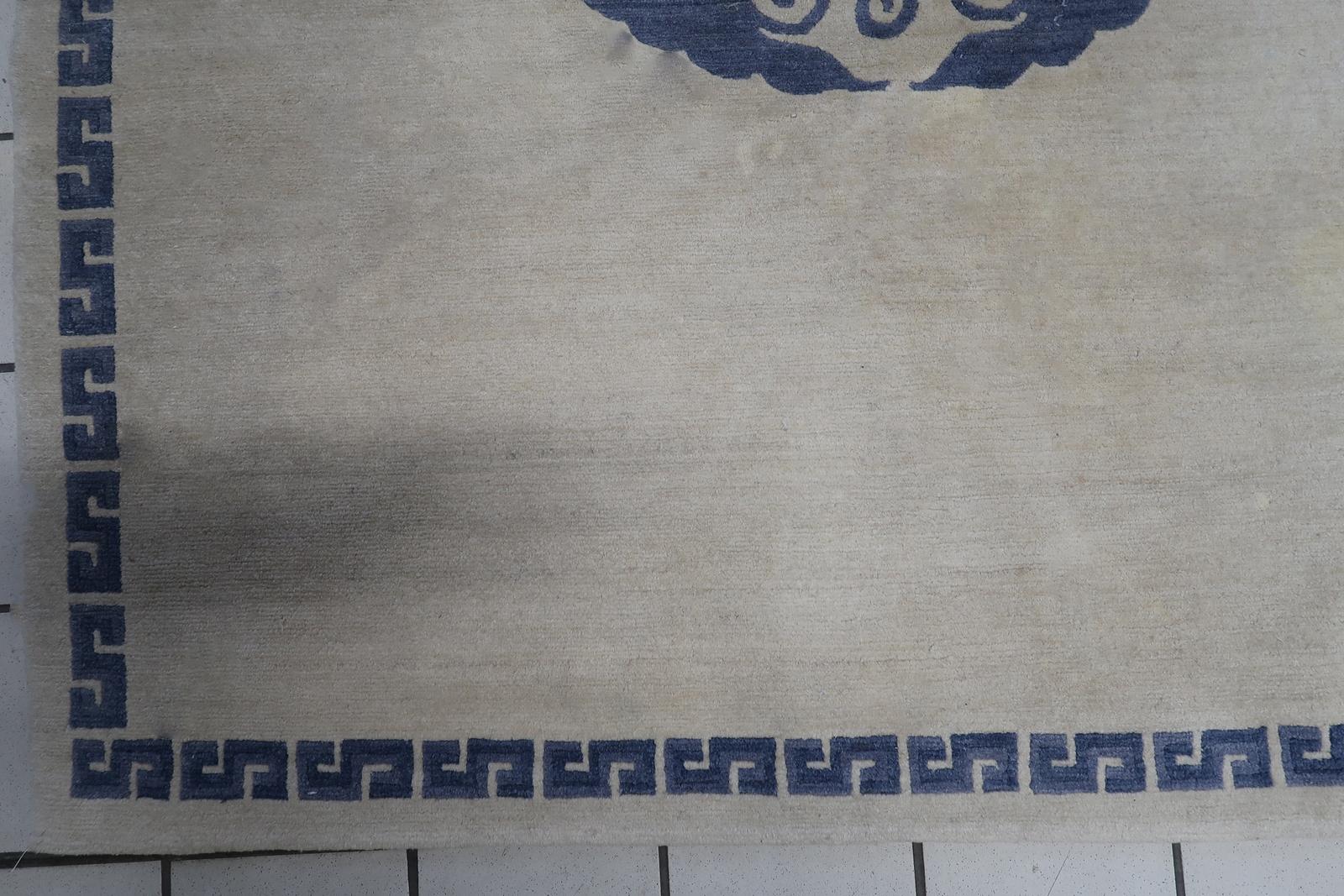 Handgefertigter tibetischer Khaden-Teppich 4,8' x 6.1' (147cm x 187cm) 1970er - 1C1064 im Zustand „Gut“ im Angebot in Bordeaux, FR