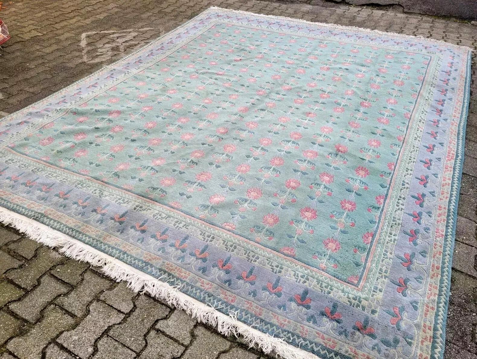 Un sanctuaire de sérénité
Ce tapis tibétain Khaden vintage, fait à la main et datant des années 1970, est un luxueux témoignage de l'artisanat traditionnel himalayen. Les tapis tibétains Khaden sont réputés pour leur velours de laine