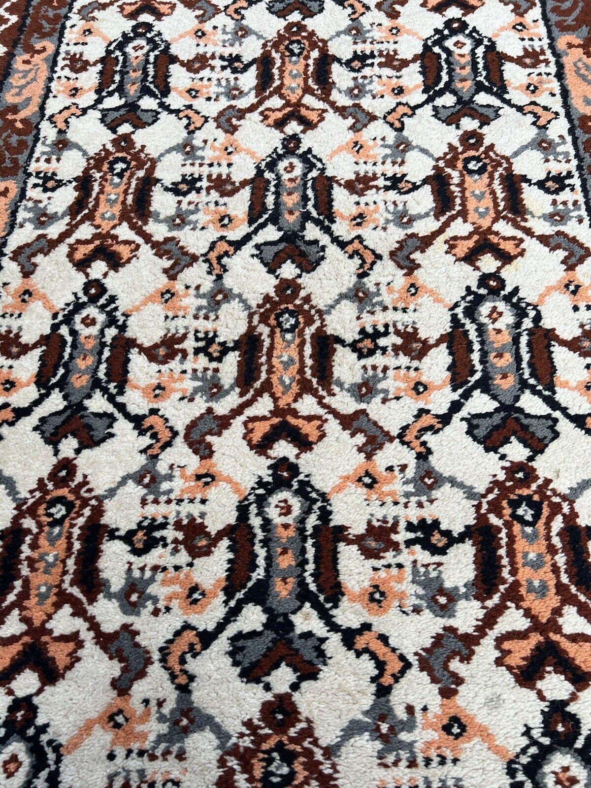 Handgefertigter Tunisianischer Berberteppich im Vintage-Stil 2,7' x 4.9', 1970er Jahre - 1S53 im Angebot 5