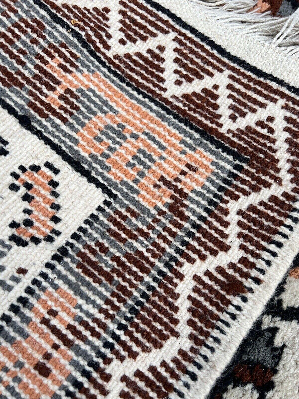 Handgefertigter Tunisianischer Berberteppich im Vintage-Stil 2,7' x 4.9', 1970er Jahre - 1S53 (Ende des 20. Jahrhunderts) im Angebot