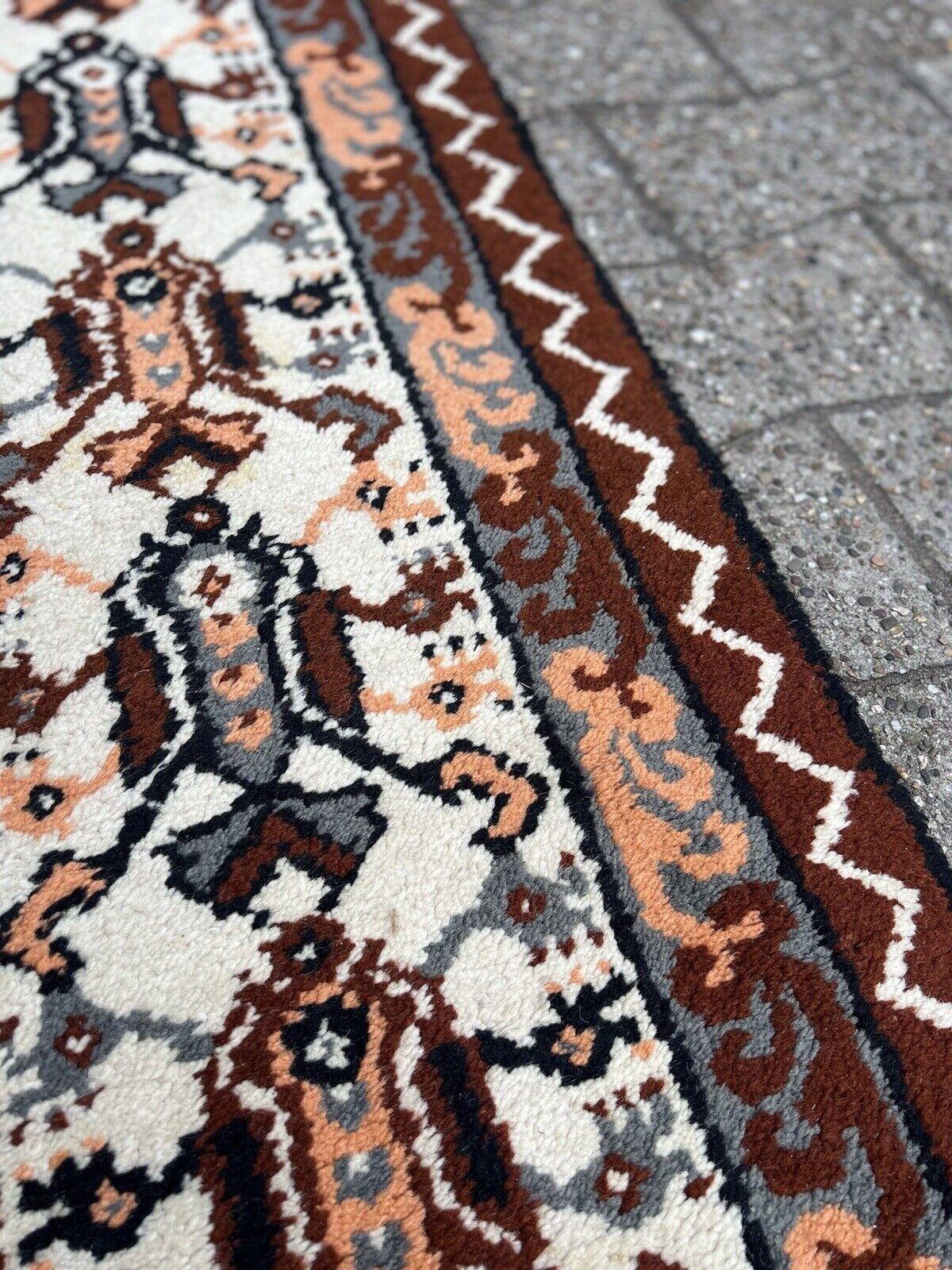 Handgefertigter Tunisianischer Berberteppich im Vintage-Stil 2,7' x 4.9', 1970er Jahre - 1S53 (Wolle) im Angebot