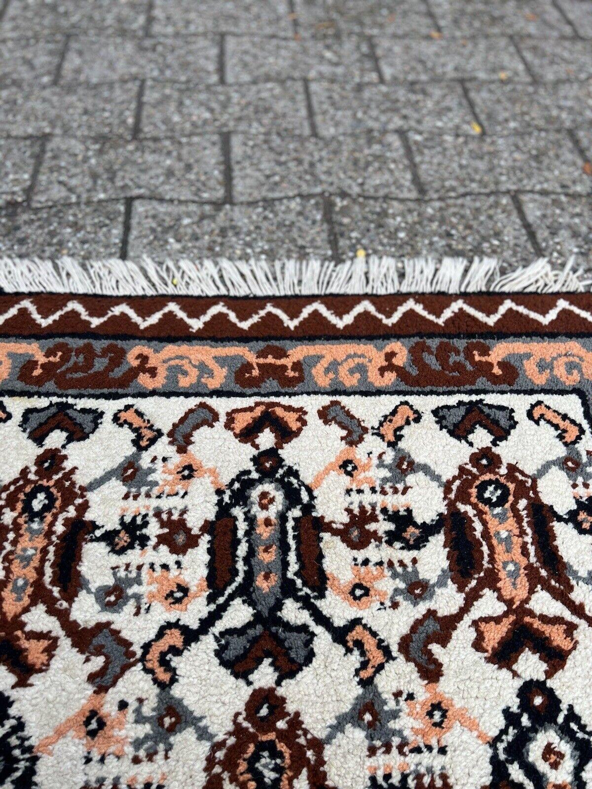 Handgefertigter Tunisianischer Berberteppich im Vintage-Stil 2,7' x 4.9', 1970er Jahre - 1S53 im Angebot 1