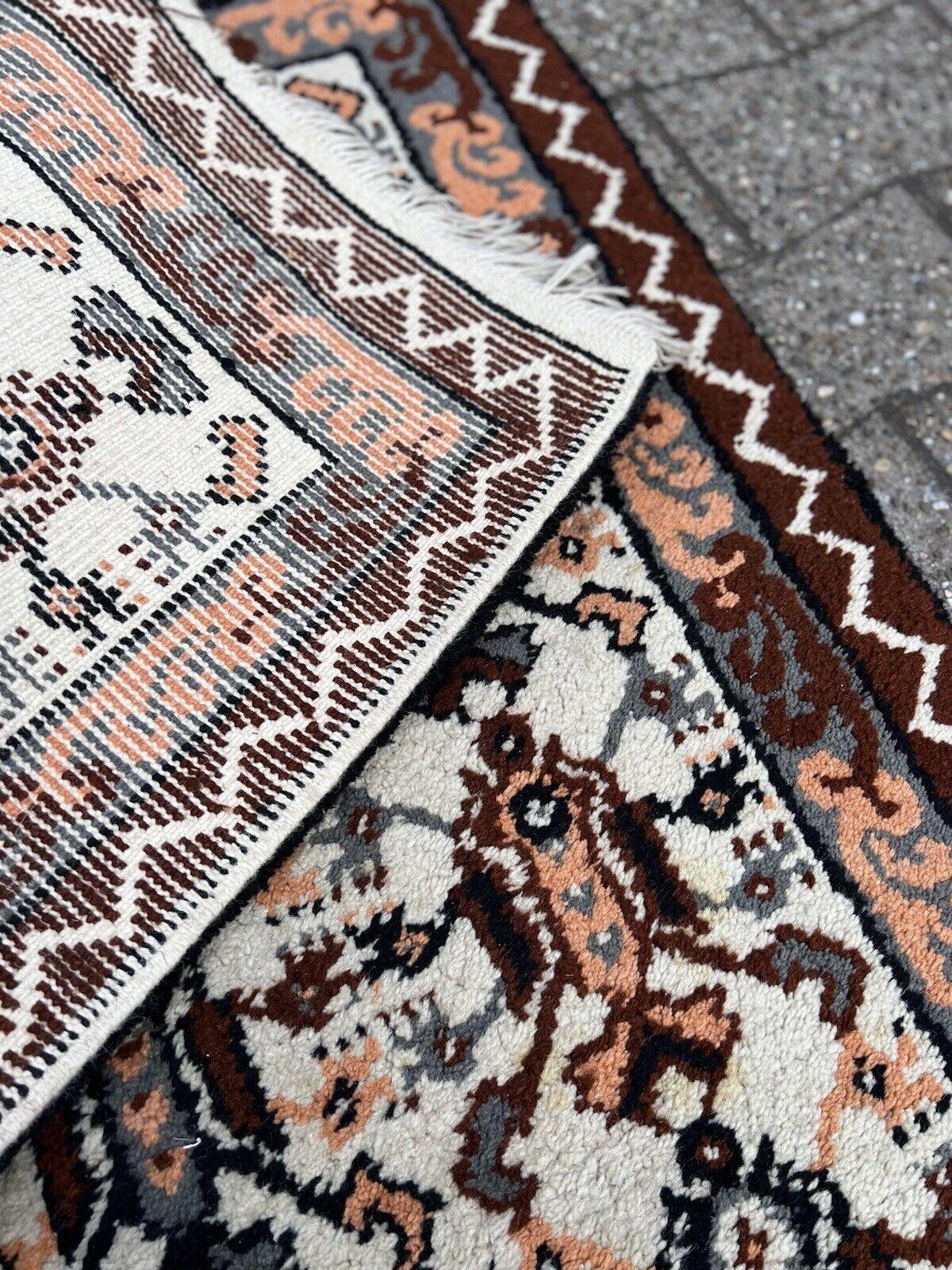Handgefertigter Tunisianischer Berberteppich im Vintage-Stil 2,7' x 4.9', 1970er Jahre - 1S53 im Angebot 2