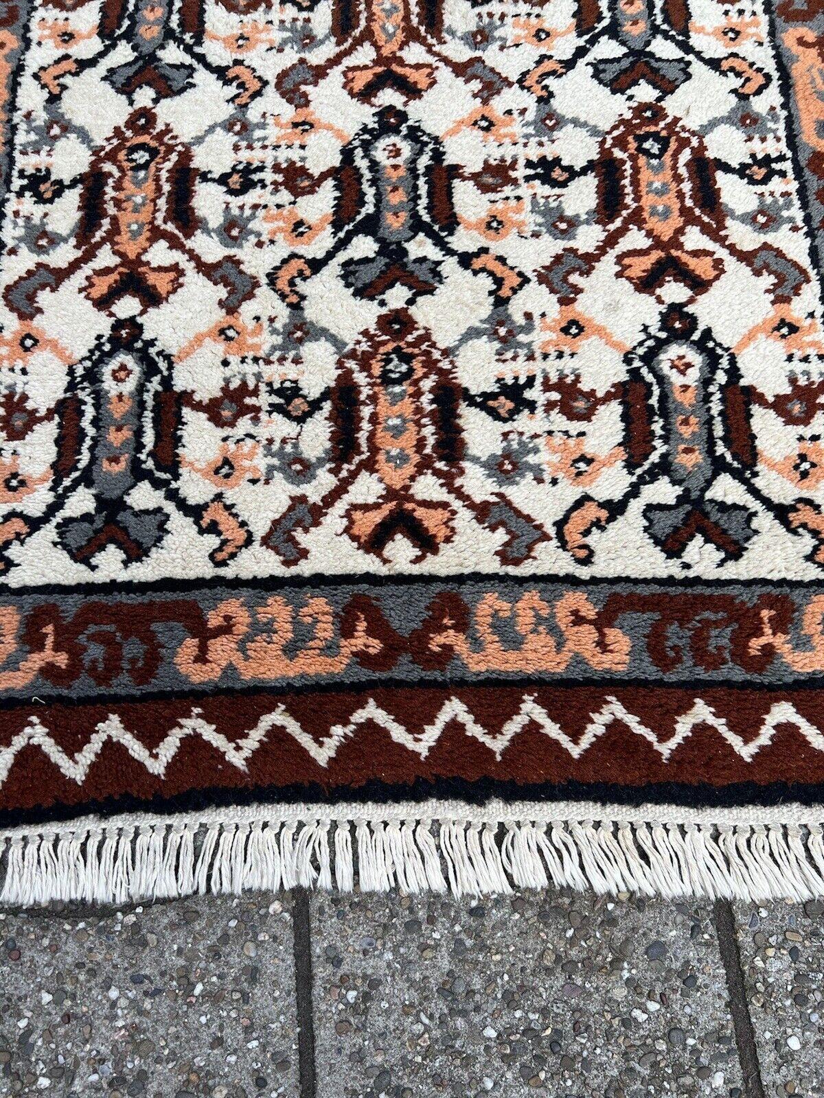 Handgefertigter Tunisianischer Berberteppich im Vintage-Stil 2,7' x 4.9', 1970er Jahre - 1S53 im Angebot 3