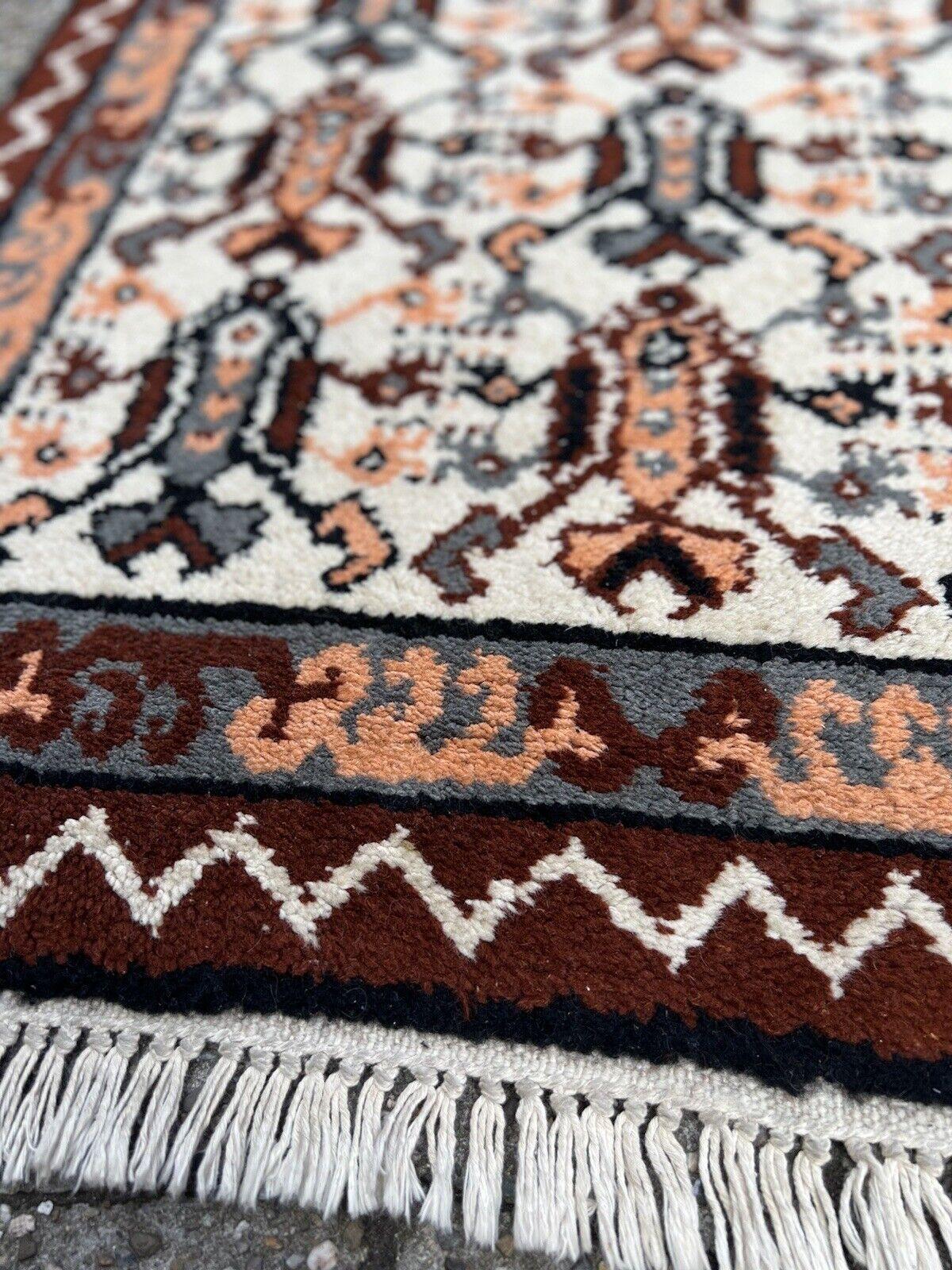 Handgefertigter Tunisianischer Berberteppich im Vintage-Stil 2,7' x 4.9', 1970er Jahre - 1S53 im Angebot 4