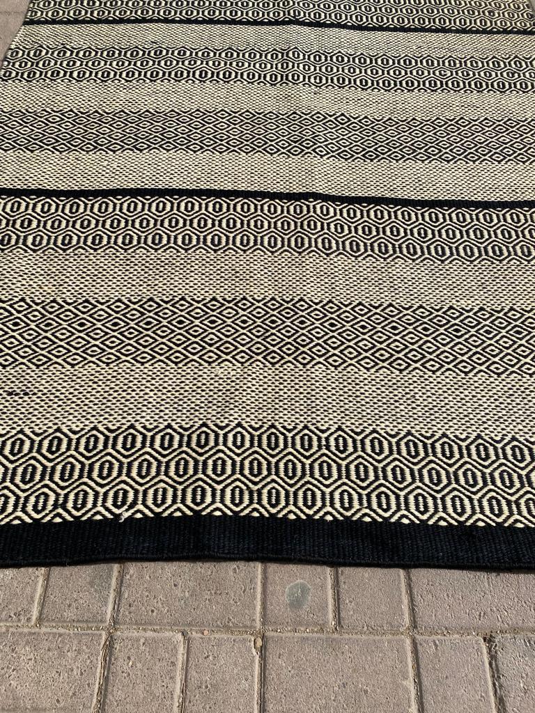 Voici notre Rug & Kilim géométrique tunisien vintage fait main, un ajout élégant et stylé qui combine sans effort la tradition et le flair contemporain.

Spécifications :

Taille : 6.1' x 8.8'
Origine : Tunisie
Époque : 1970
Condit : Bon
Description