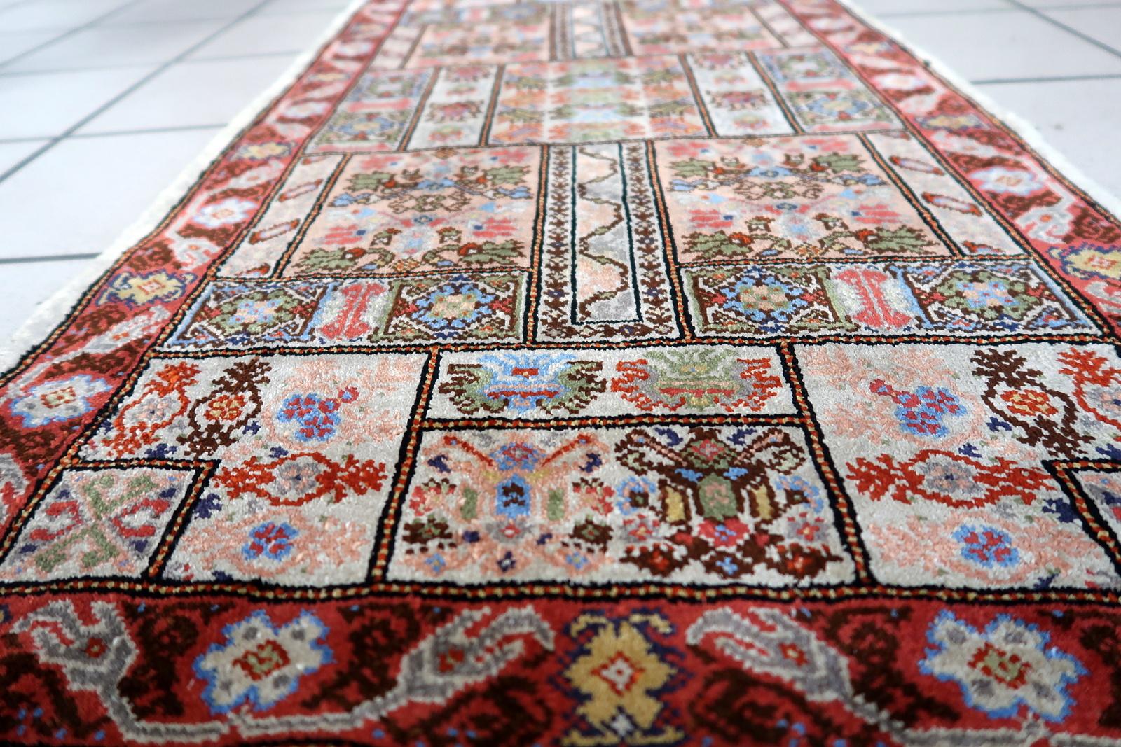 Handgefertigter Vintage-Teppich aus tunesischer Seide 1,6' x 3,7', 1970er Jahre - 1C1113 im Angebot 5