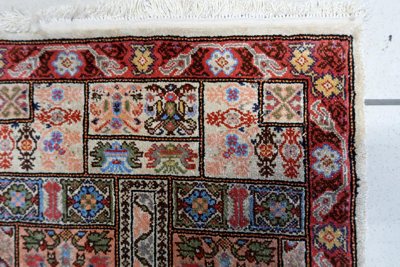 Handgefertigter Vintage-Teppich aus tunesischer Seide aus den 1970er Jahren. Dieses prächtige Kunstwerk misst 1,6 mal 3,7 Fuß und strahlt zeitlose Eleganz aus.

Beschreibung des Produkts:
Design/One Patterns:
Der Teppich zeigt eine harmonische