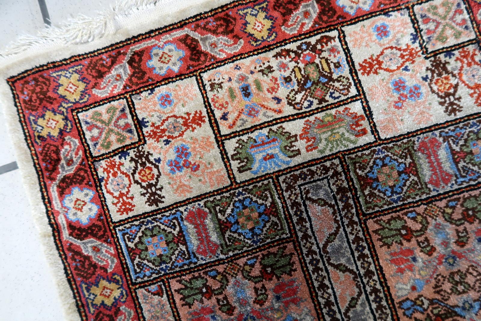 Handgefertigter Vintage-Teppich aus tunesischer Seide 1,6' x 3,7', 1970er Jahre - 1C1113 (Handgeknüpft) im Angebot