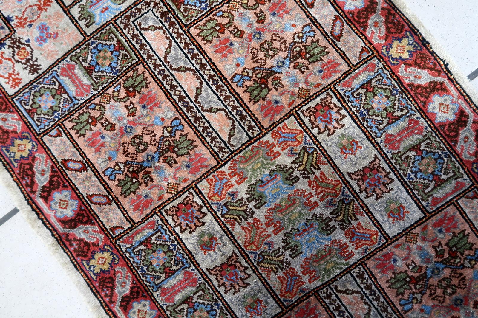 Handgefertigter Vintage-Teppich aus tunesischer Seide 1,6' x 3,7', 1970er Jahre - 1C1113 im Zustand „Gut“ im Angebot in Bordeaux, FR