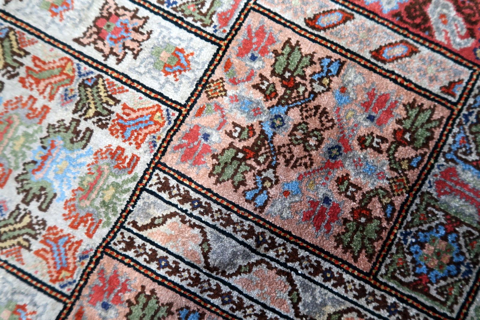 Handgefertigter Vintage-Teppich aus tunesischer Seide 1,6' x 3,7', 1970er Jahre - 1C1113 im Angebot 2