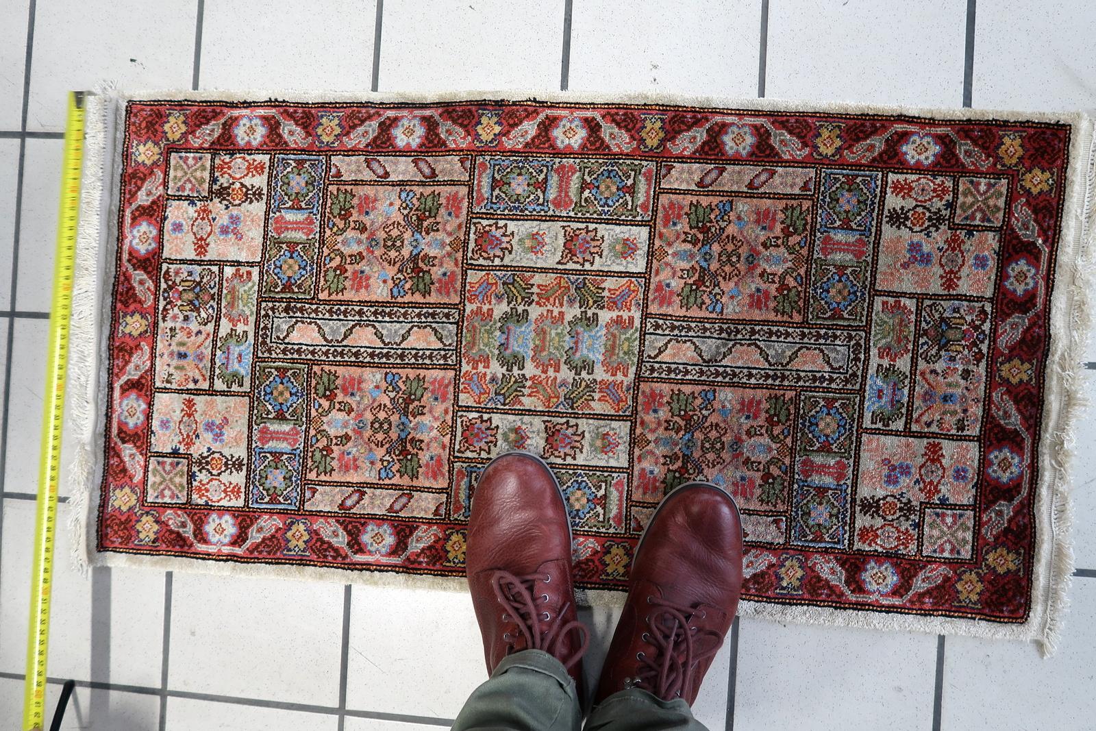 Handgefertigter Vintage-Teppich aus tunesischer Seide 1,6' x 3,7', 1970er Jahre - 1C1113 im Angebot 3