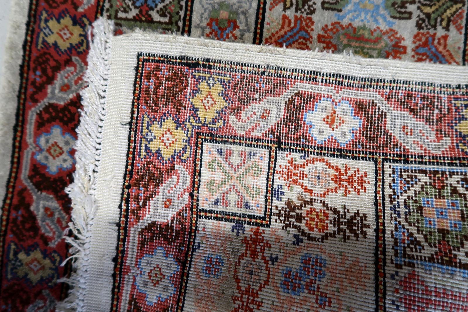 Handgefertigter Vintage-Teppich aus tunesischer Seide 1,6' x 3,7', 1970er Jahre - 1C1113 im Angebot 4