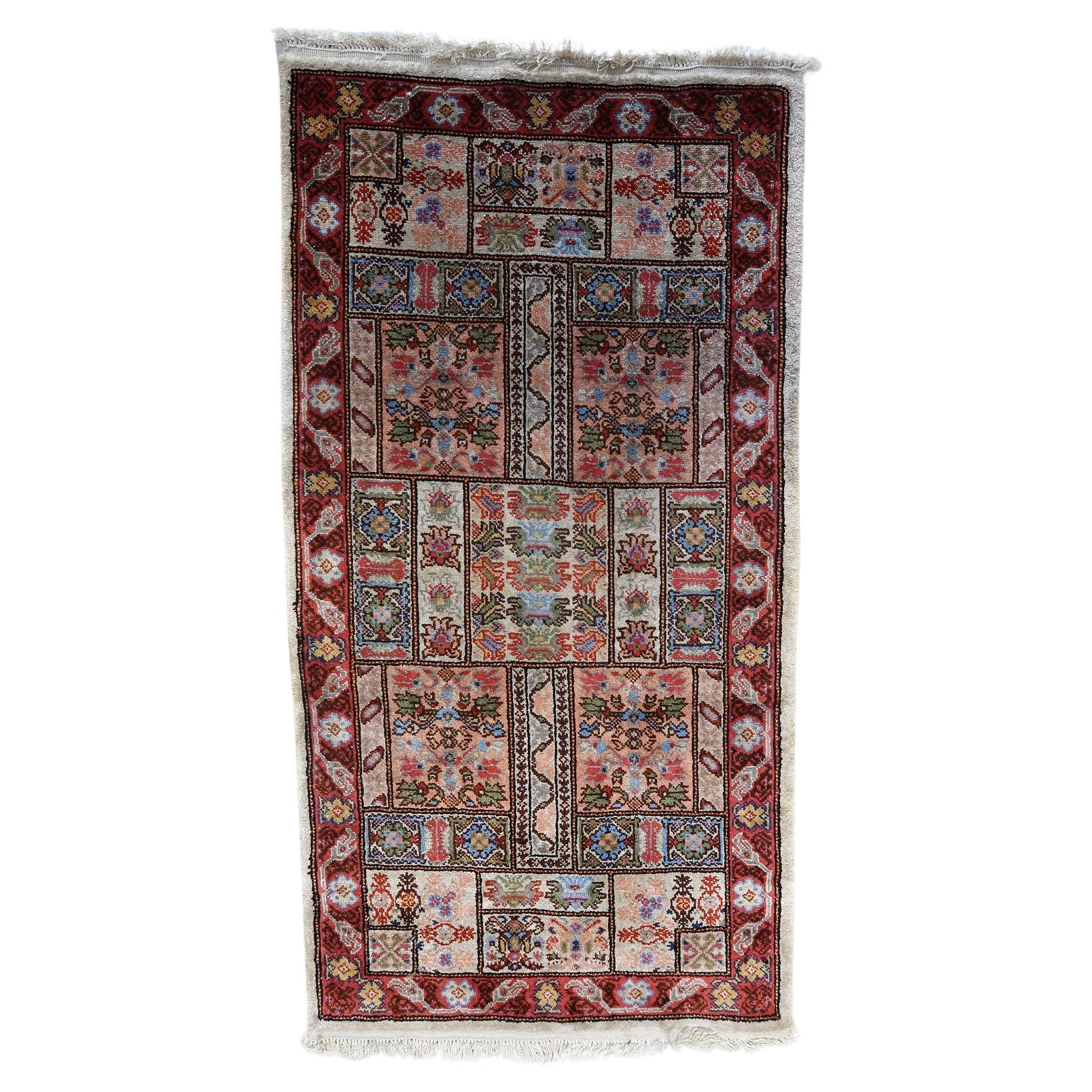 Handgefertigter Vintage-Teppich aus tunesischer Seide 1,6' x 3,7', 1970er Jahre - 1C1113 im Angebot