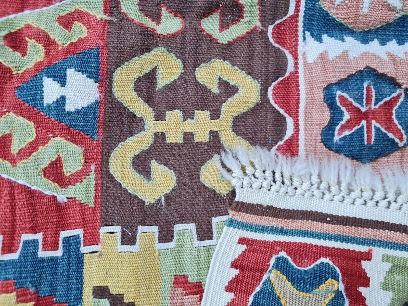 Ein Wandteppich des anatolischen Erbes
Dieser handgefertigte türkische Kelim aus Anatolien aus den 1990er Jahren ist ein lebendiges und authentisches Stück traditioneller türkischer Weberei. Im Gegensatz zu Florteppichen sind Kelims Flachgewebe, die
