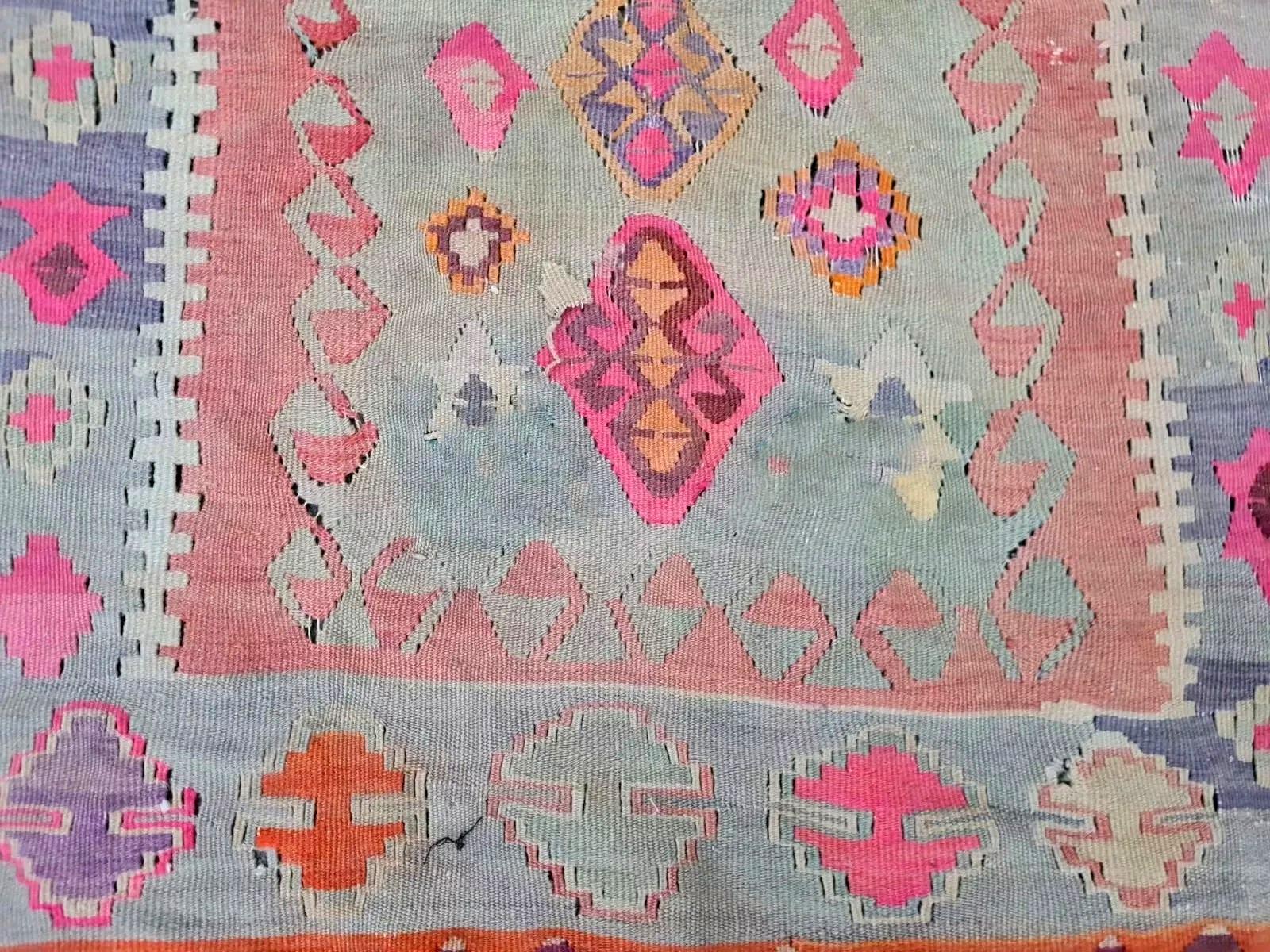 Une toile d'art populaire anatolien
Ce tapis antique turc à tissage plat Kilim, fait à la main et datant des années 1940, est un témoignage captivant de l'artisanat des villages anatoliens. Les Artistics sont célébrés pour leur technique unique de