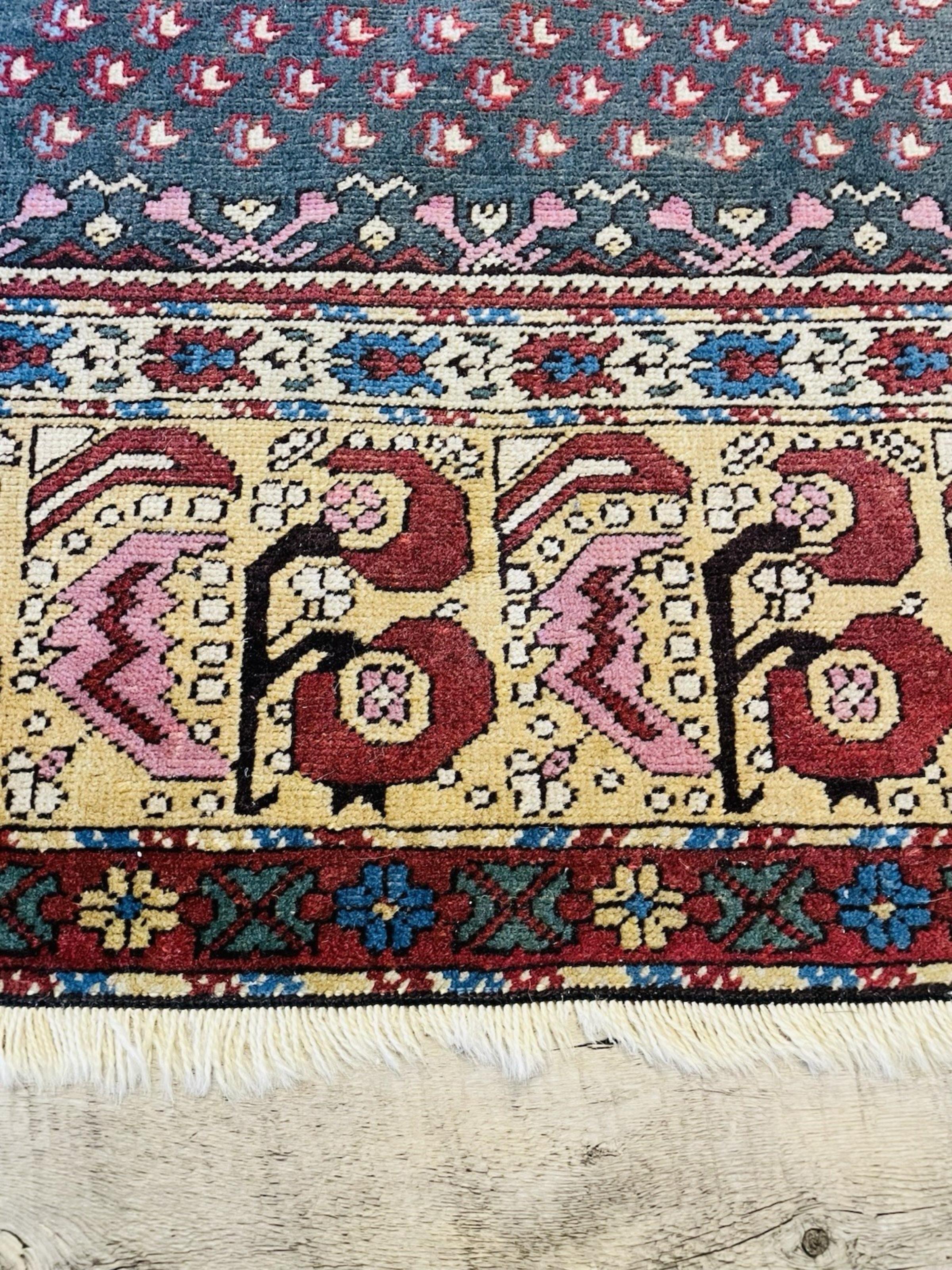 Si tratta di un bellissimo e autentico tappeto antico turco anatolico, annodato a mano in Turchia e certificato come risalente agli anni Quaranta. I tappeti dell'Anatolia sono molto apprezzati per la loro robusta struttura in lana, per l'estetica