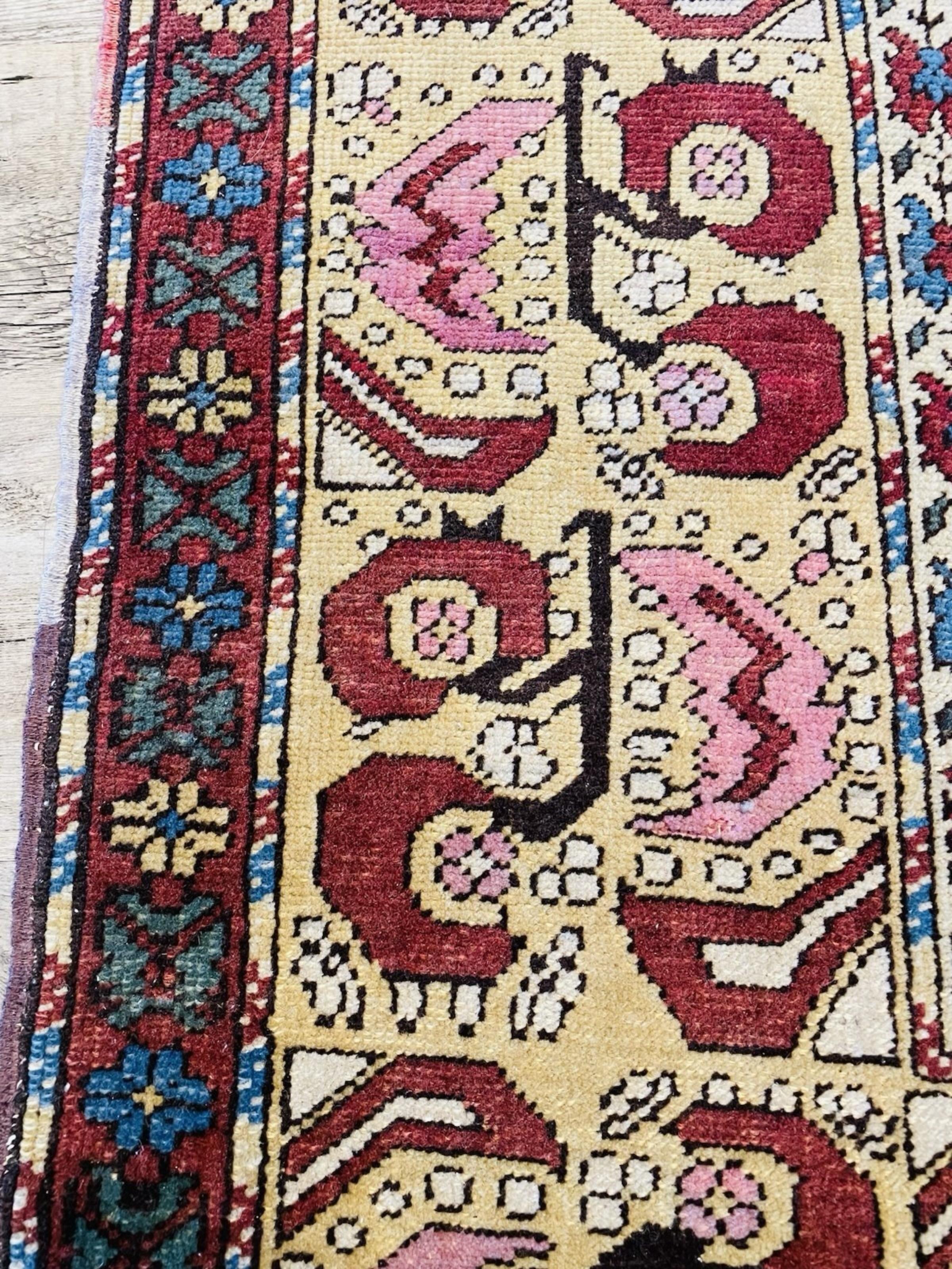 Francese Tappeto di preghiera anatolico turco d'epoca fatto a mano 4,2' x 6,3', anni '40 - 1N105 in vendita