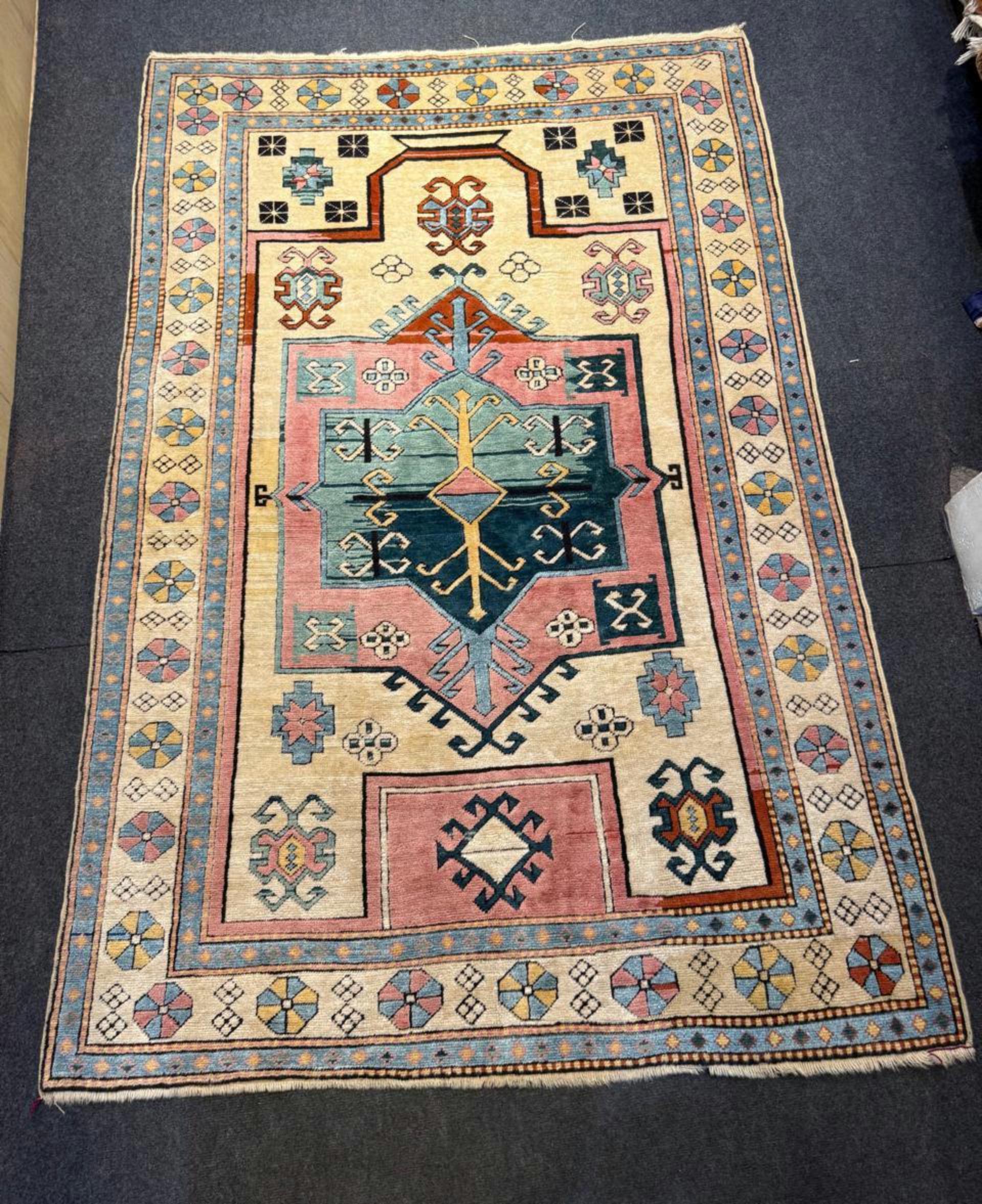 Autentico e affascinante pezzo d'arte tessile di metà secolo, questo tappeto vintage turco anatolico è stato annodato a mano negli anni Cinquanta. I tappeti anatolici, spesso provenienti da piccoli villaggi, sono famosi per i loro caratteristici