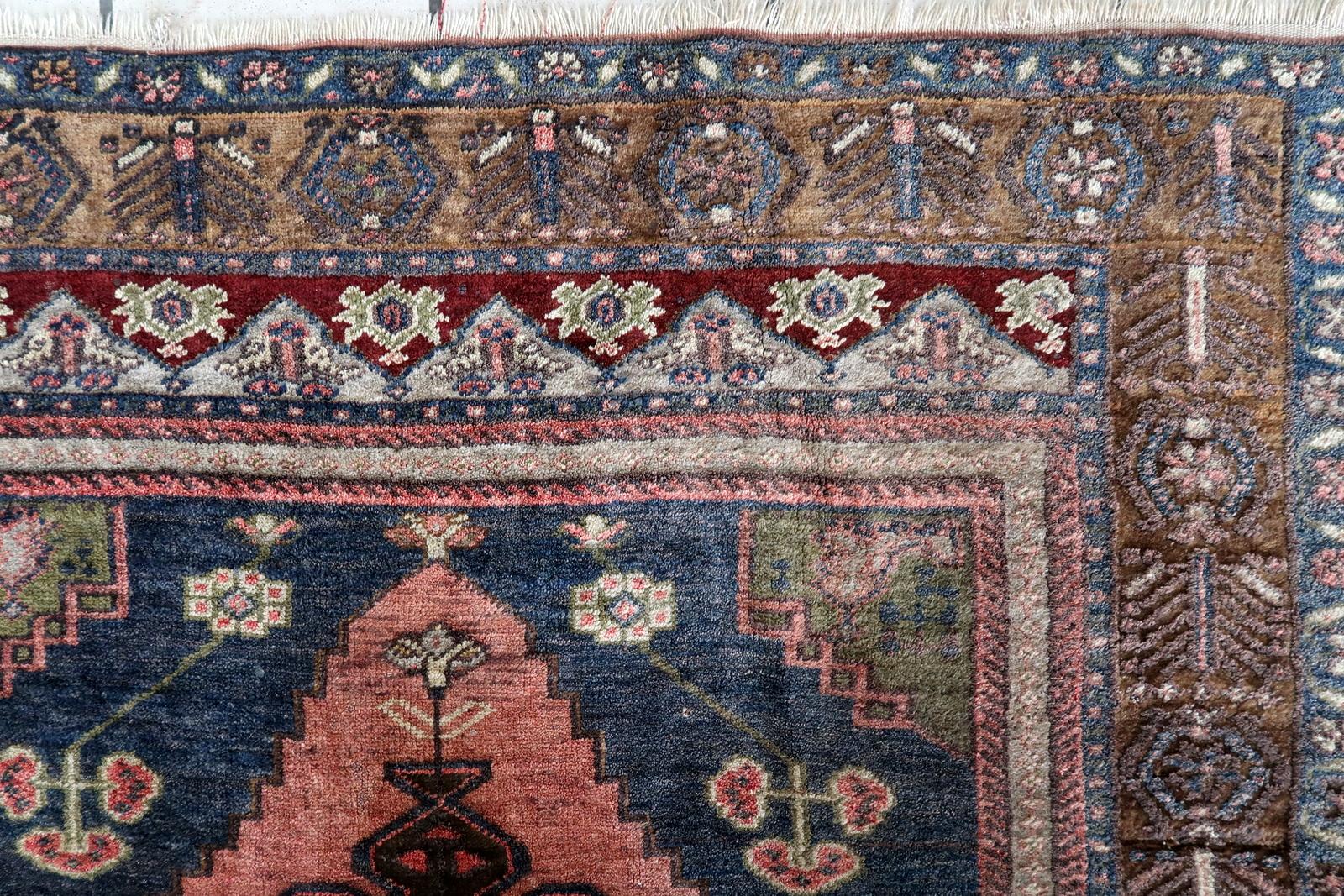 Verschönern Sie Ihren Wohnraum mit diesem handgefertigten türkisch-anatolischen Vintage-Teppich. Dieser in den 1970er Jahren gefertigte Teppich misst 3,7' x 5,6' (113cm x 173cm) und ist in gutem Originalzustand. Der aus hochwertiger Wolle gefertigte
