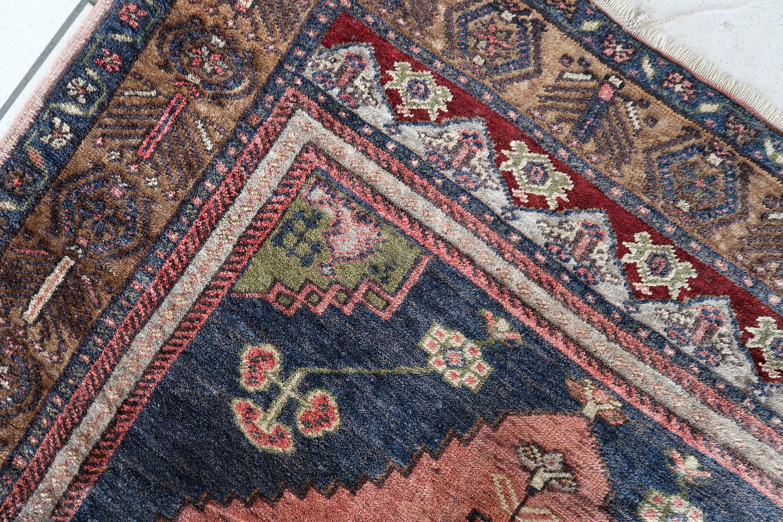 Handgefertigter türkischer anatolischer Vintage-Teppich 3.7' x 5.6', 1970er Jahre - 1C1098 im Zustand „Gut“ im Angebot in Bordeaux, FR