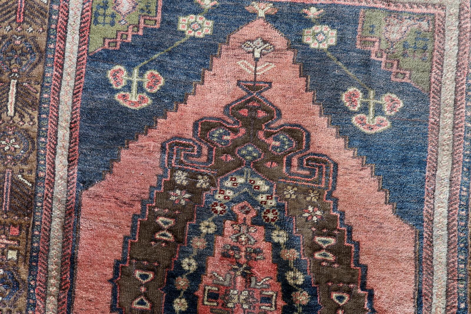 Handgefertigter türkischer anatolischer Vintage-Teppich 3.7' x 5.6', 1970er Jahre - 1C1098 (Ende des 20. Jahrhunderts) im Angebot