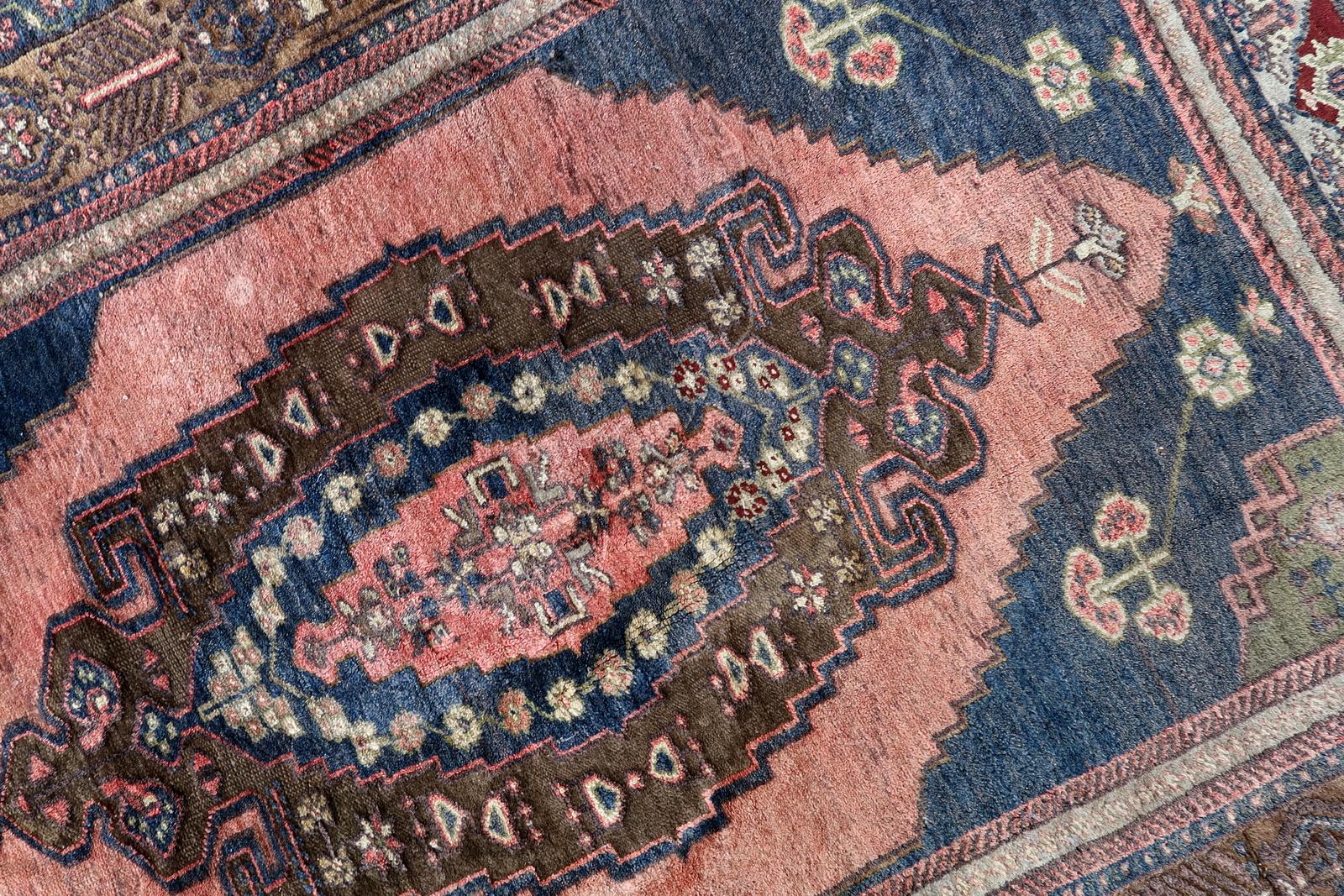 Handgefertigter türkischer anatolischer Vintage-Teppich 3.7' x 5.6', 1970er Jahre - 1C1098 (Wolle) im Angebot