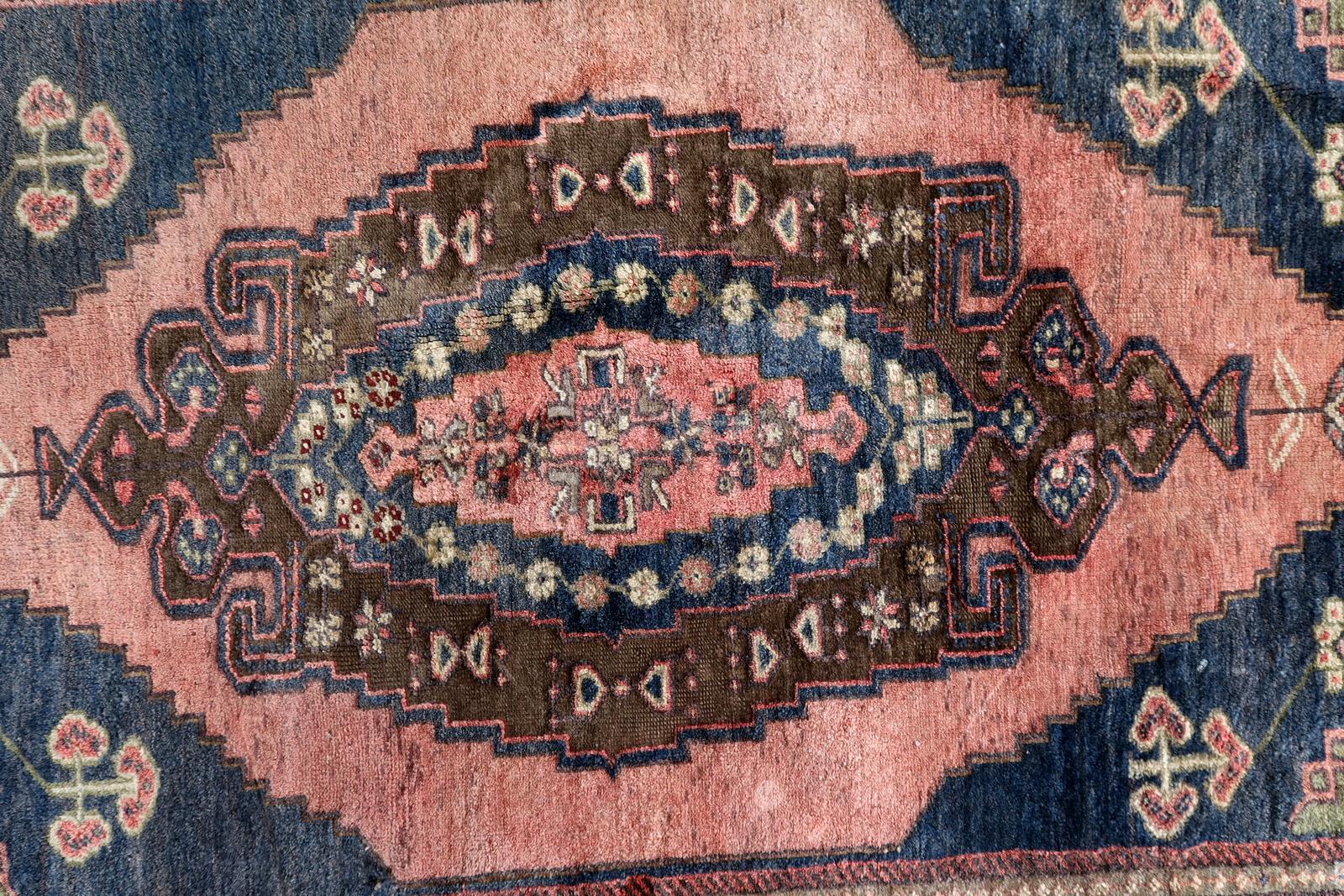 Handgefertigter türkischer anatolischer Vintage-Teppich 3.7' x 5.6', 1970er Jahre - 1C1098 im Angebot 1