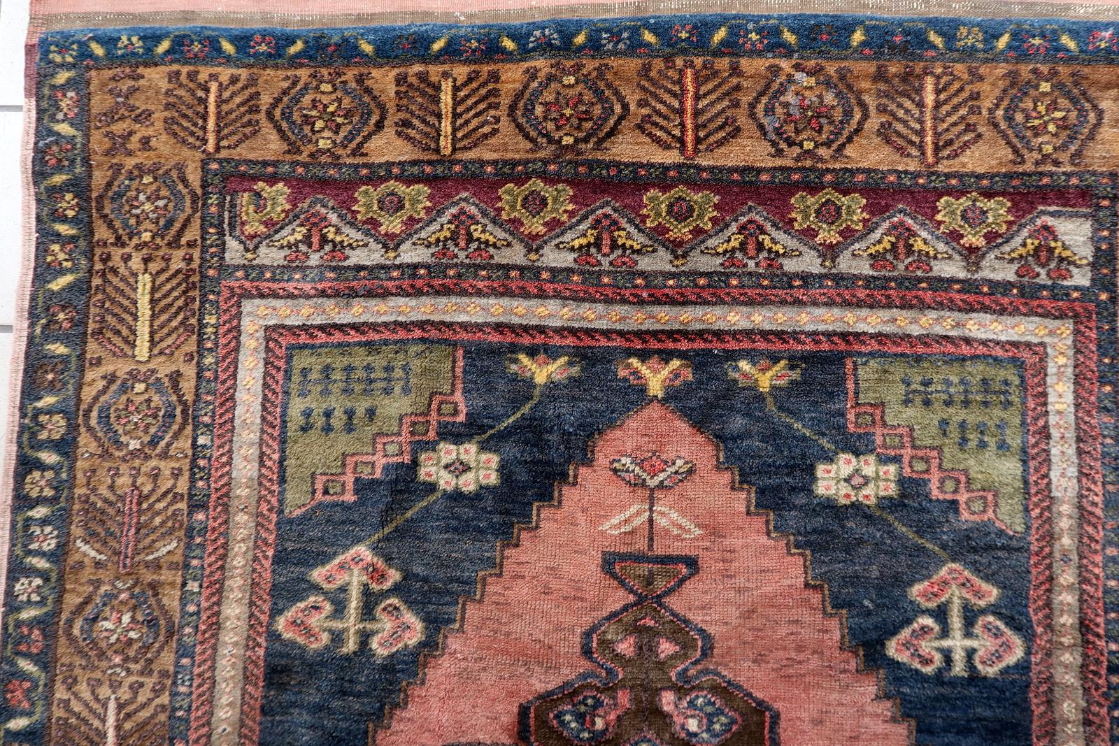 Handgefertigter türkischer anatolischer Vintage-Teppich 3.7' x 5.6', 1970er Jahre - 1C1098 im Angebot 3